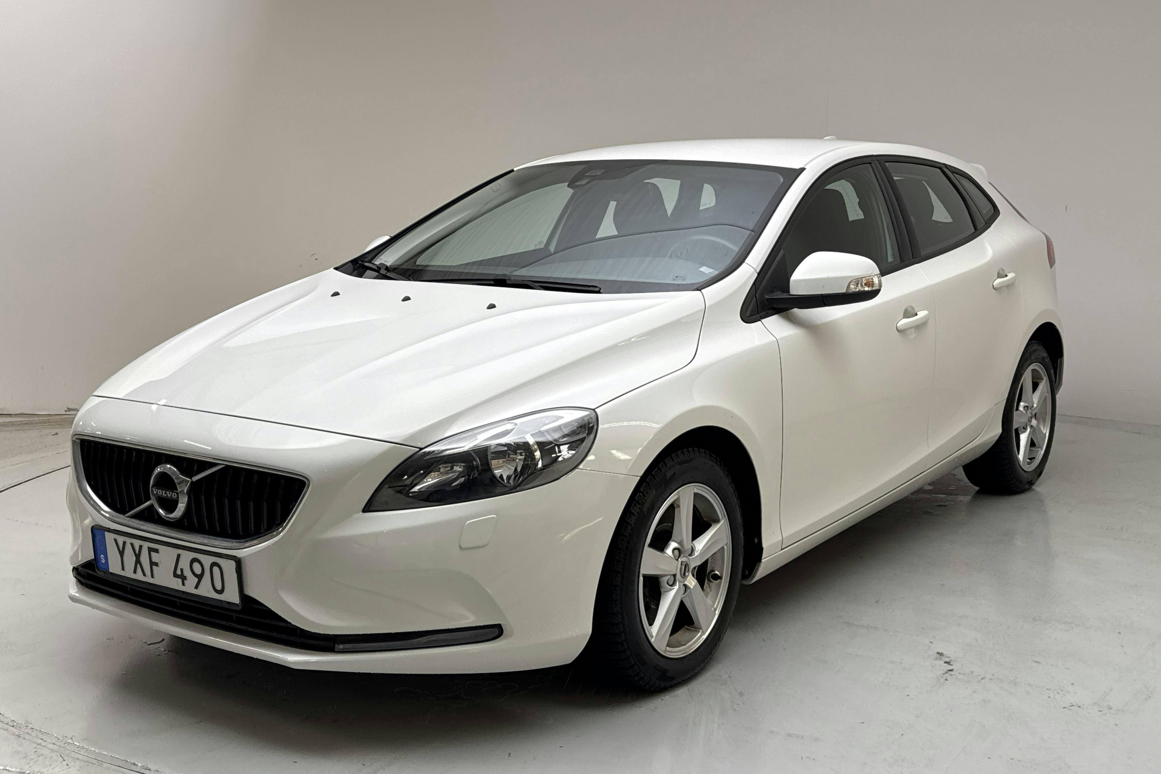 Volvo V40 T3 (152hk) - 23 920 km - Manual - white - 2018