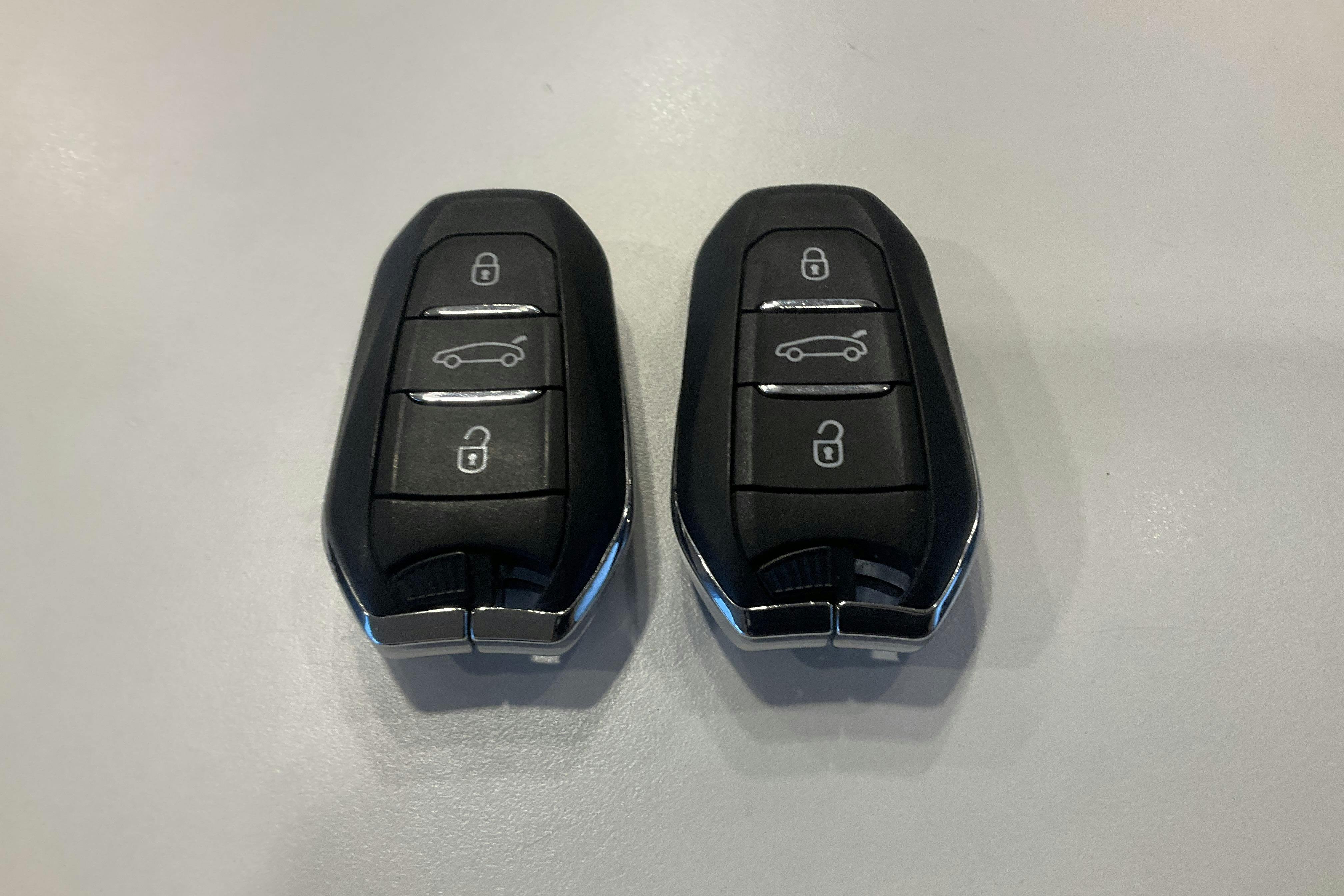 Presentationsfoto 21 av 21: Peugeot 3008 1.6 Plug-in Hybrid 4 (300hk) - 9 832 mil - Automat - grå - 2021