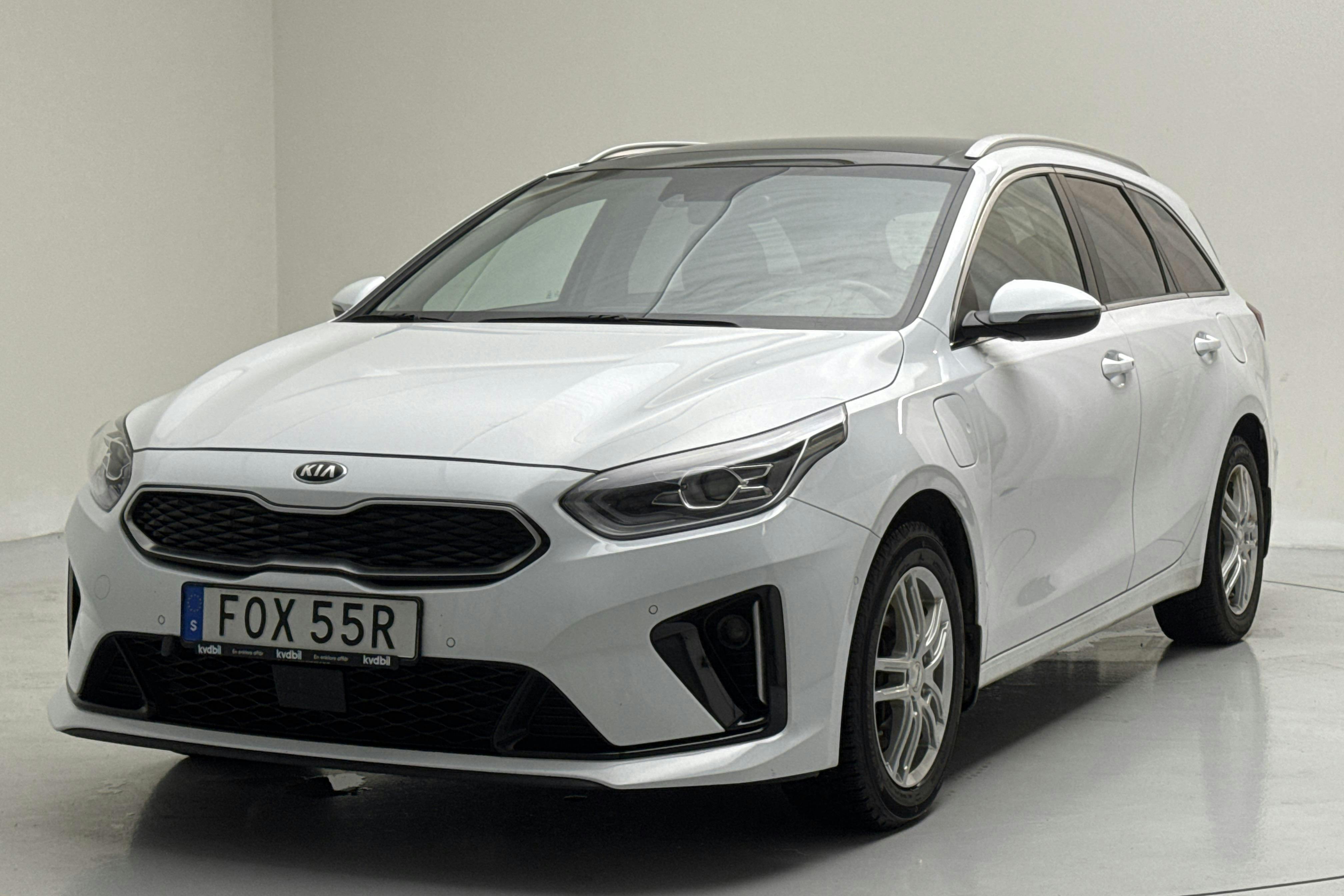 Presentation photo 1 of 16: KIA Ceed 1.6 Plug-in Hybrid SW (141hk) - 88 110 km - Automatic - white - 2021