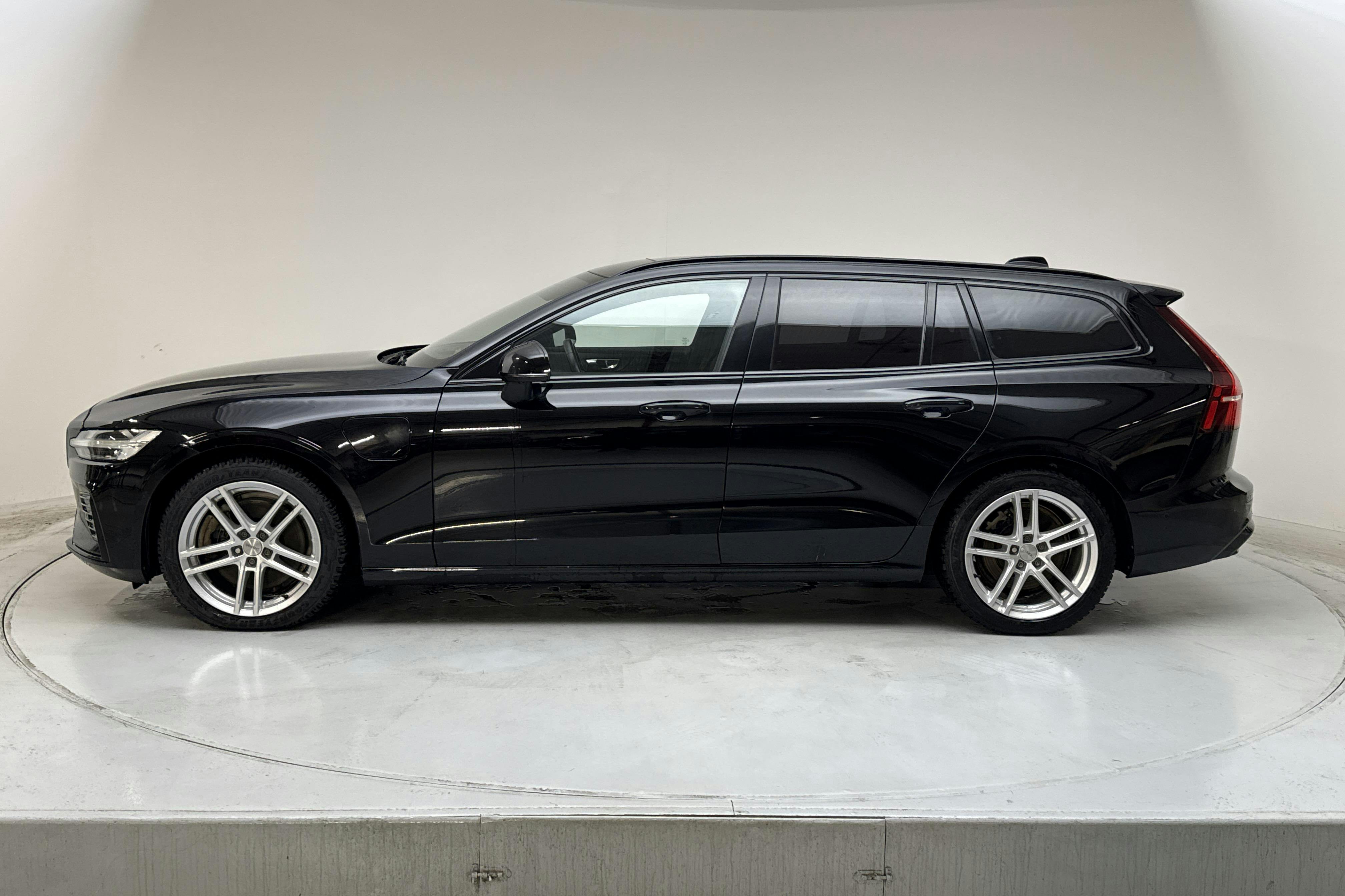 Presentationsfoto 2 av 20: Volvo V60 T6 AWD Recharge (350hk) - 13 647 mil - Automat - svart - 2023