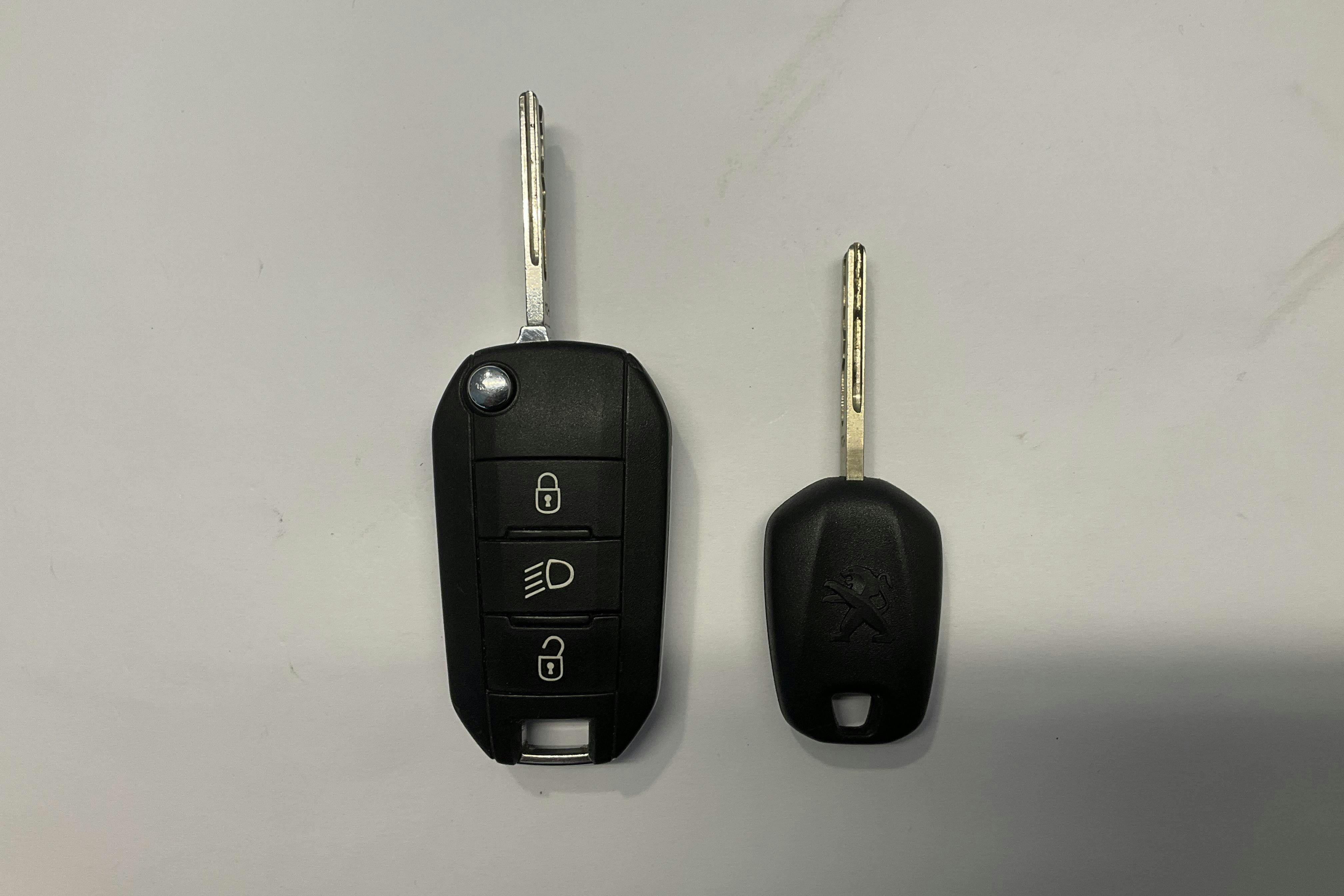 Esitlusfoto 13 aadressil 13: Peugeot 2008 1.2 VTi (82hk) - 44 490 km - Automaatne - hall - 2016