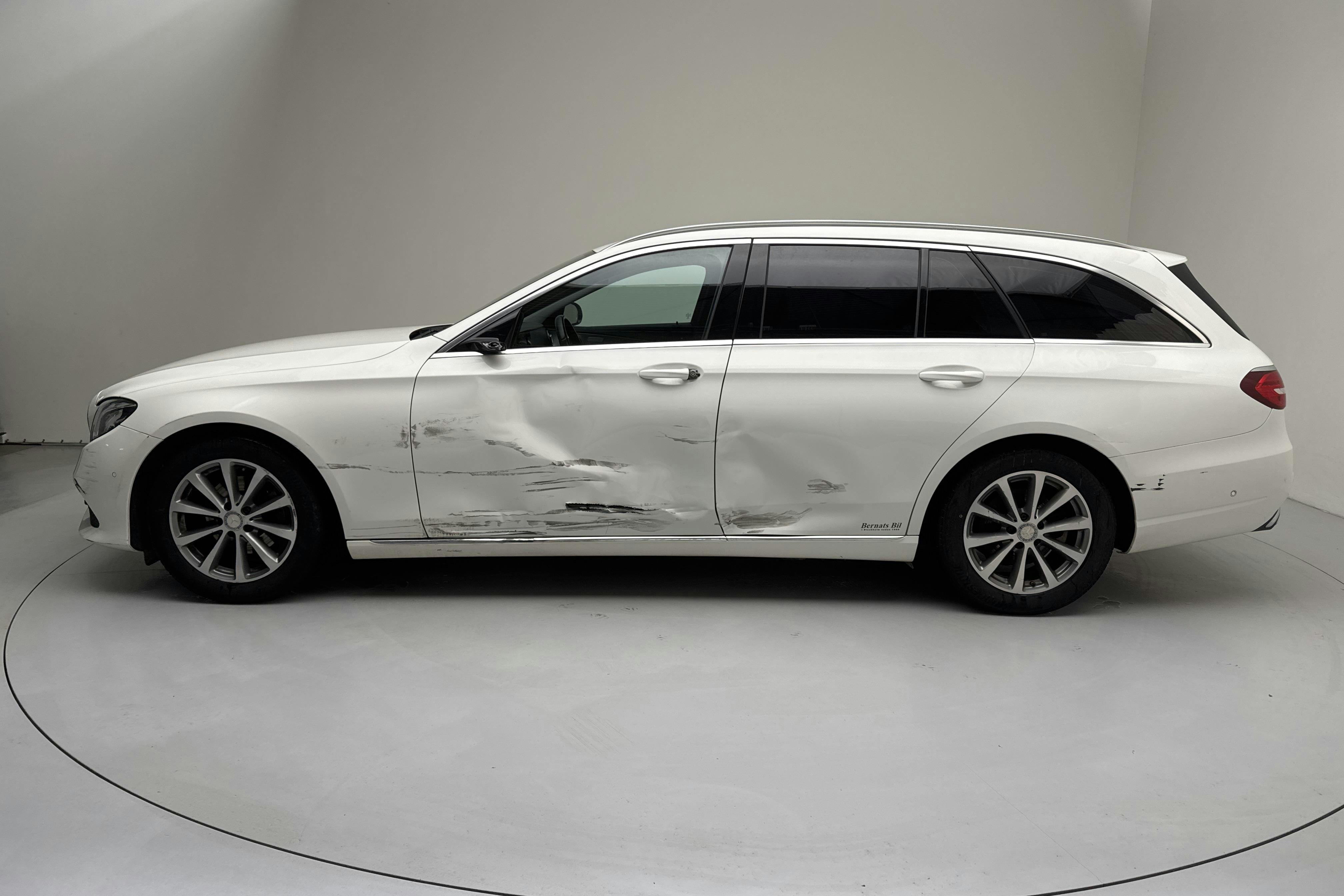 Presentation photo 2 of 13: Mercedes E 220 d Kombi S213 (194hk) - 99 210 km - Automatic - white - 2017