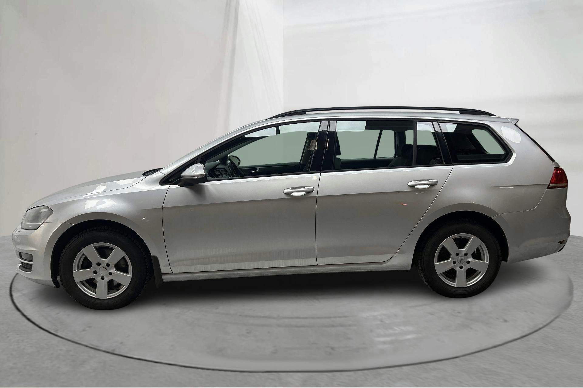 Esitlusfoto 2 aadressil 13: VW Golf VII 1.2 TSI Sportscombi (105hk) - 84 870 km - Käsitsi - hõbe - 2014