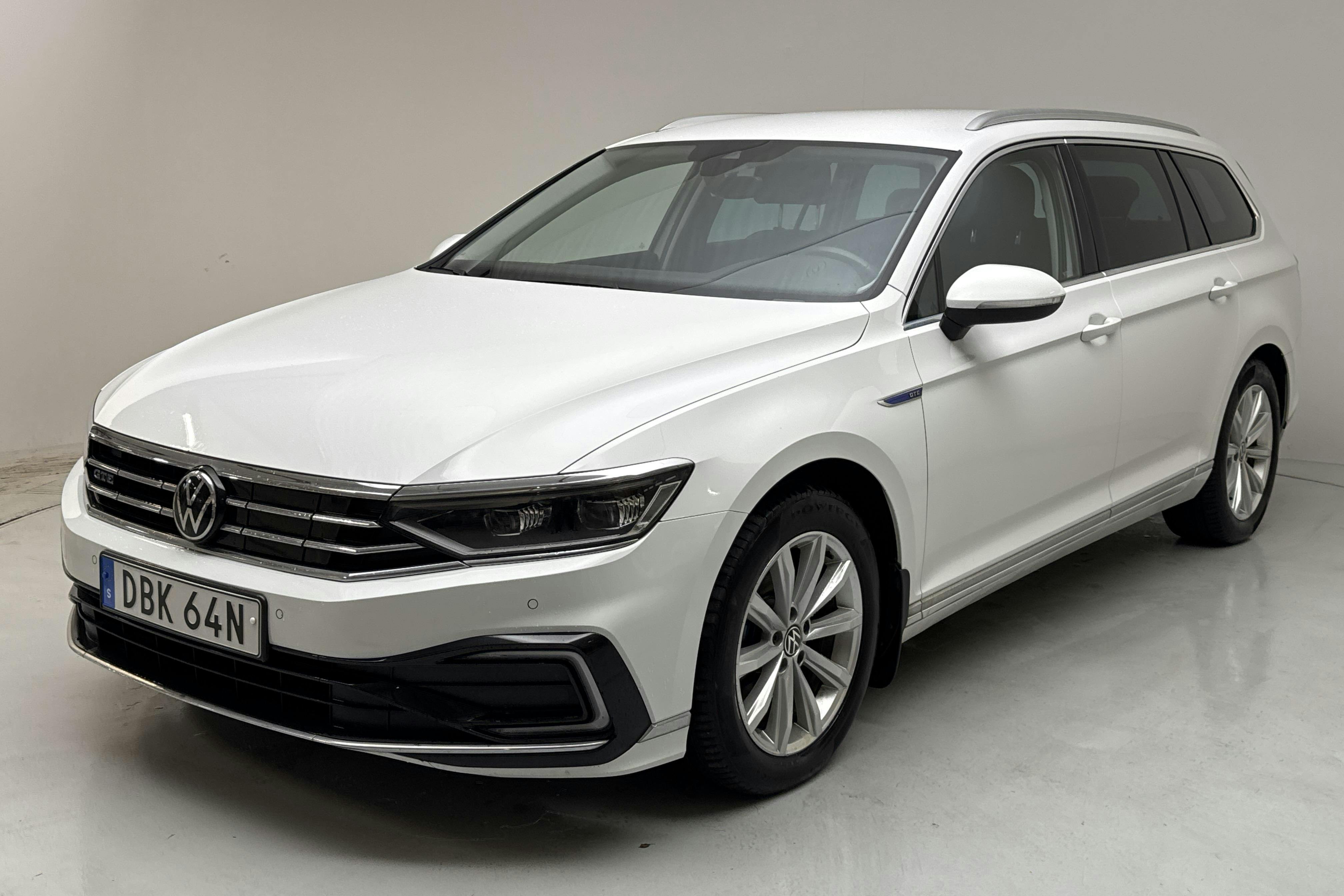 Presentation photo 1 of 17: VW Passat 1.4 GTE Sportscombi (218hk) - 137 430 km - Automatic - white - 2022