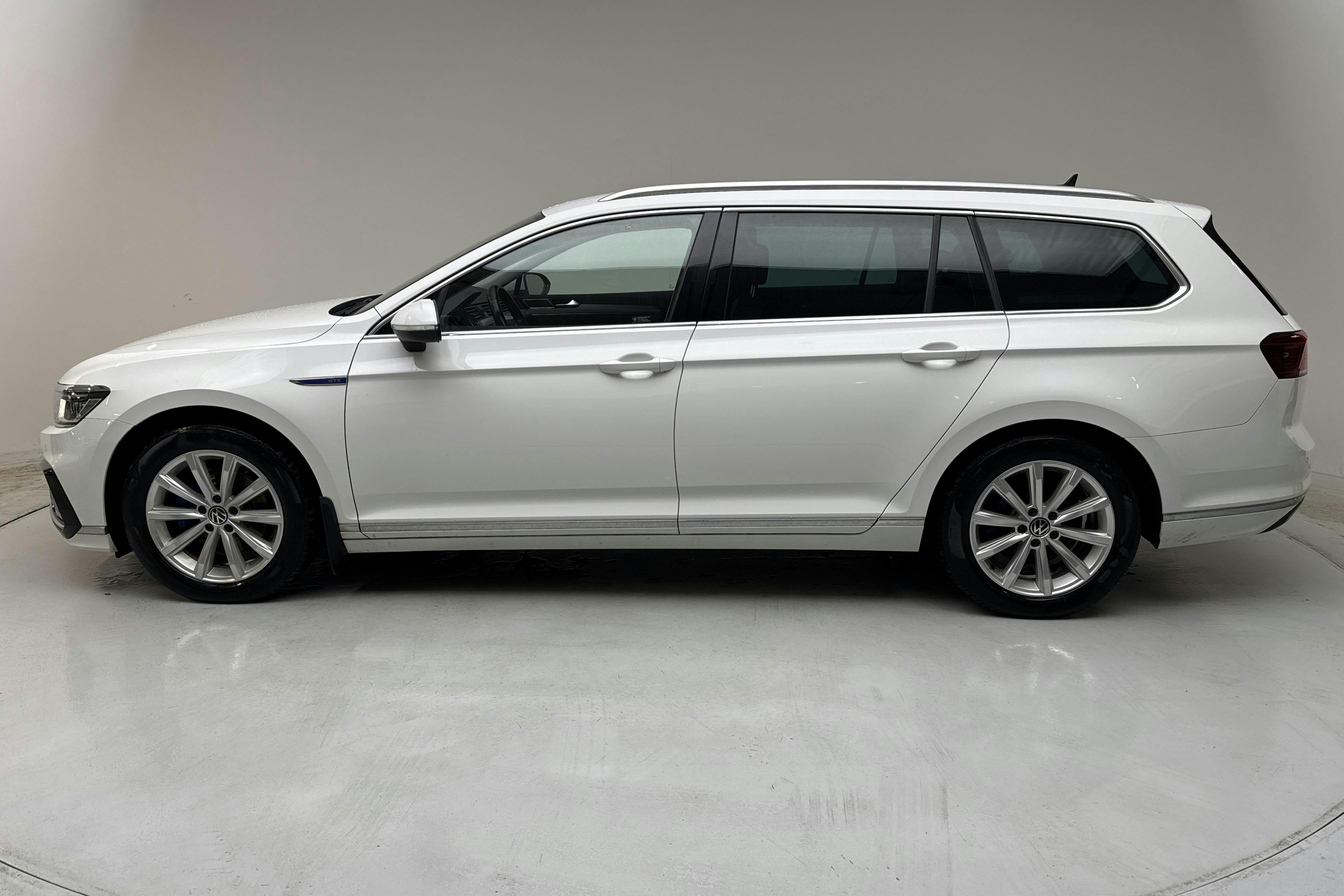 Presentation photo 2 of 17: VW Passat 1.4 GTE Sportscombi (218hk) - 137 430 km - Automatic - white - 2022
