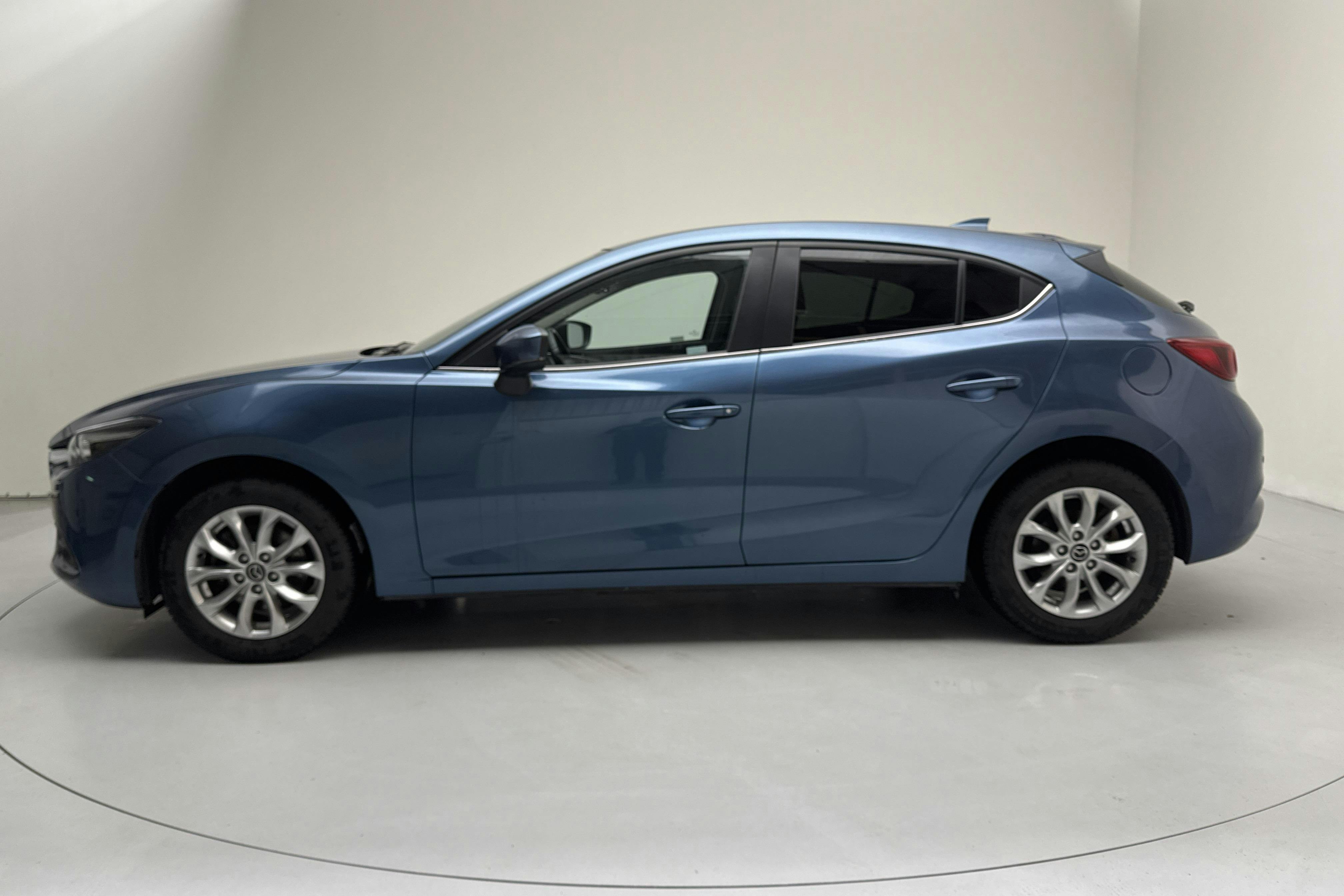 Presentation photo 2 of 12: Mazda 3 2.0 5dr (120hk) - 65 020 km - Manual - blue - 2017
