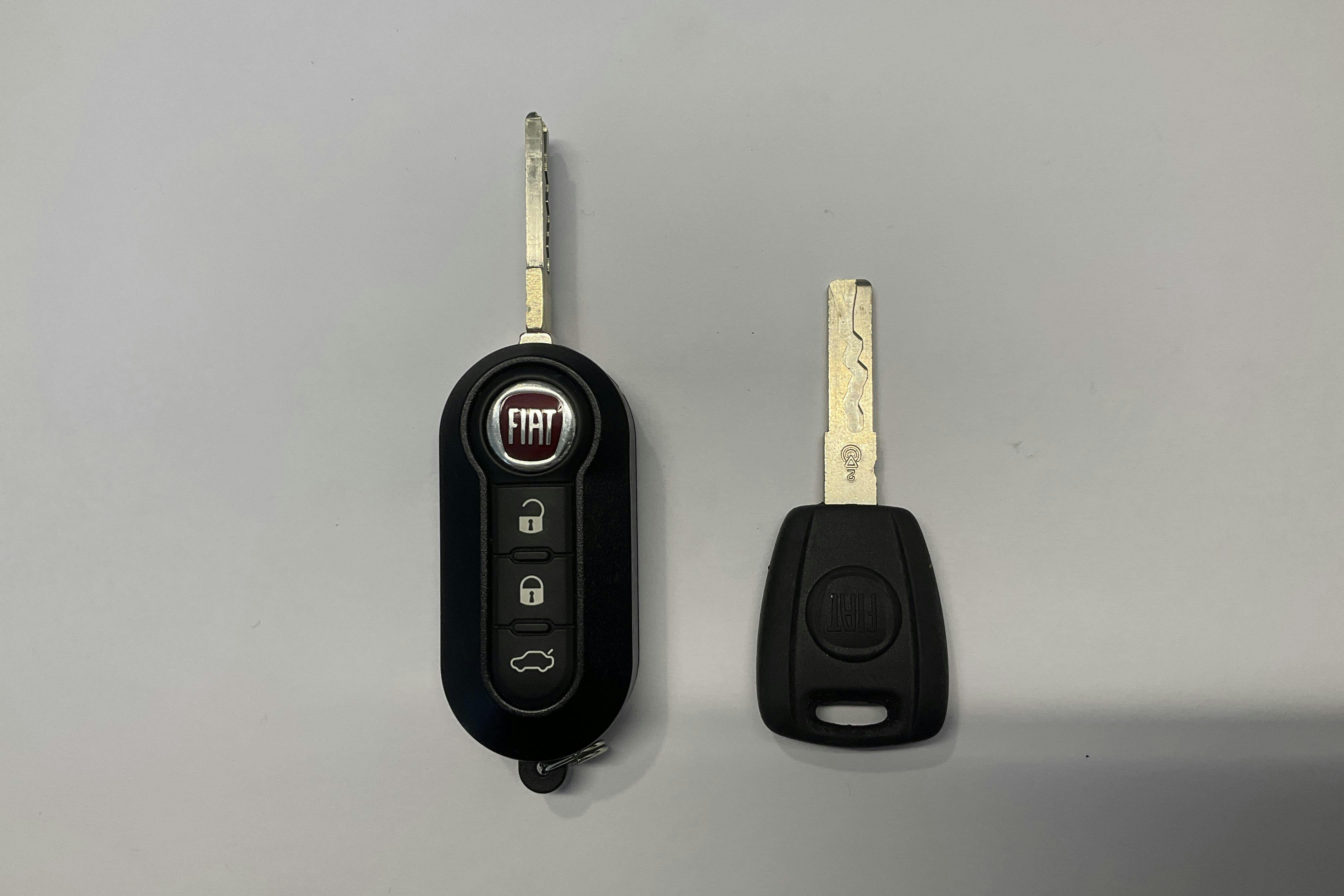 Presentationsfoto 17 av 17: Fiat 500C Hybrid (70hk) - 1 396 mil - Manuell - röd - 2021