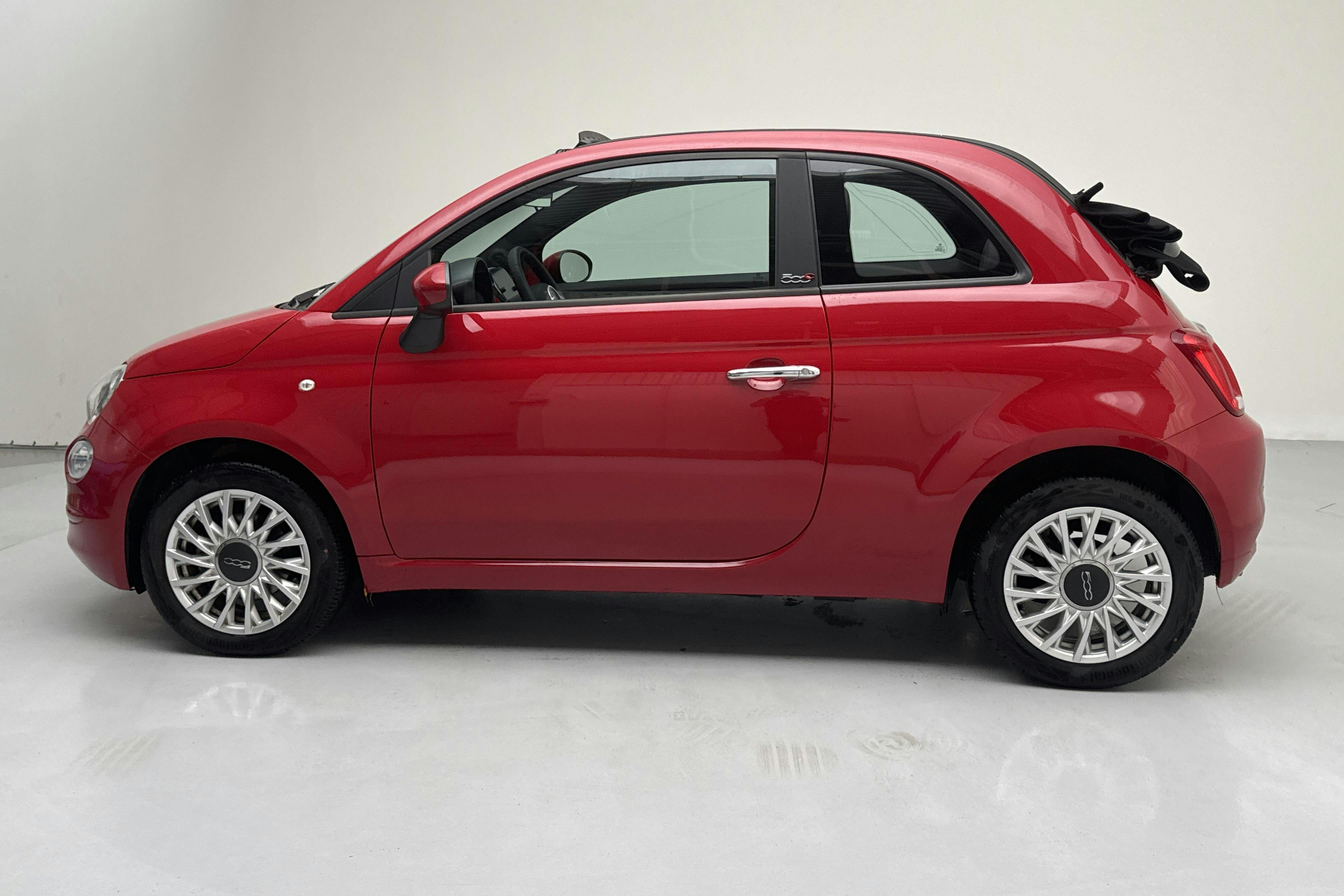 Presentationsfoto 2 av 17: Fiat 500C Hybrid (70hk) - 1 396 mil - Manuell - röd - 2021