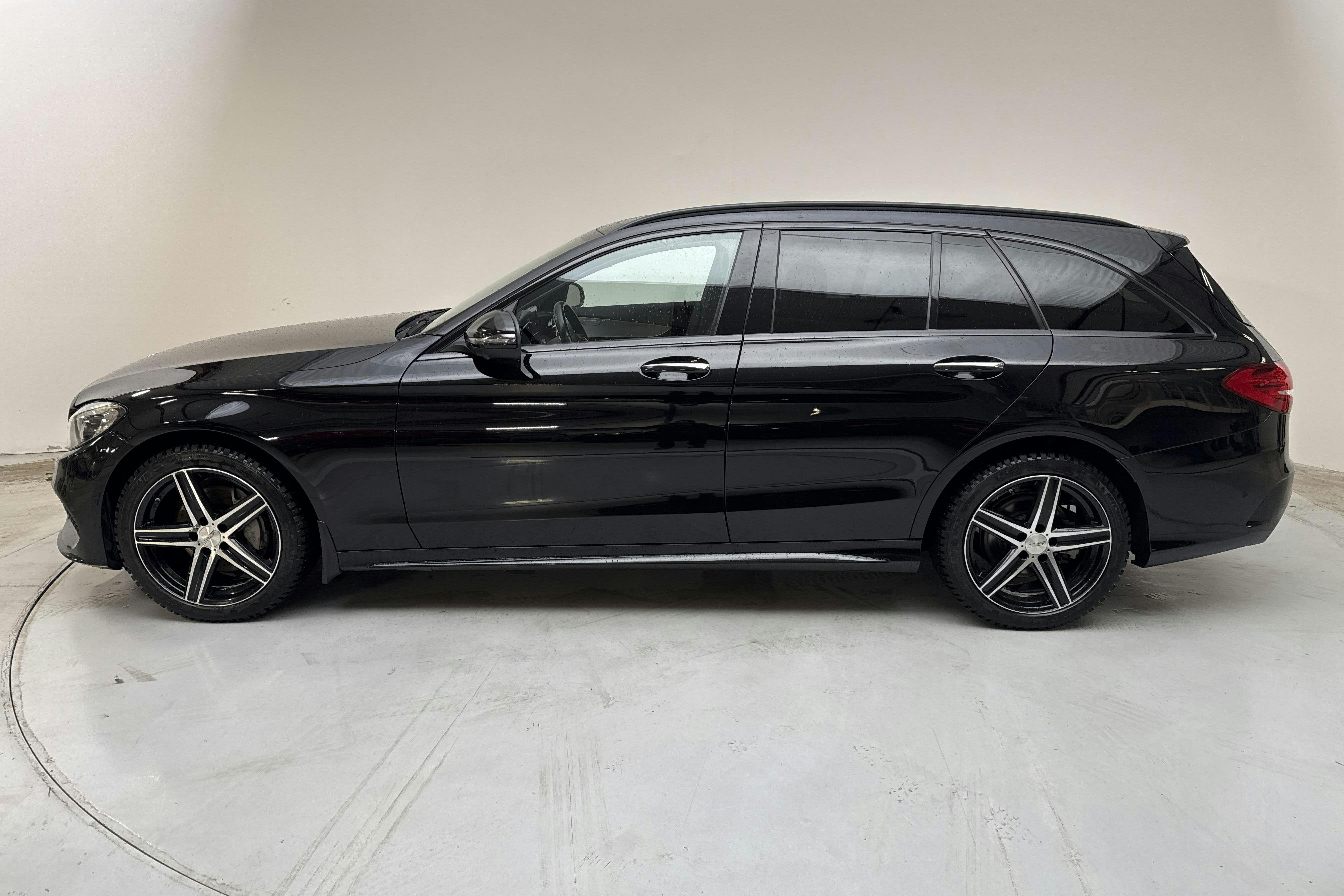 Zdjęcie prezentacyjne 2 z 17: Mercedes C 200 4MATIC Kombi S205 (184hk) - 150 270 km - Automatyczna - czarny - 2018