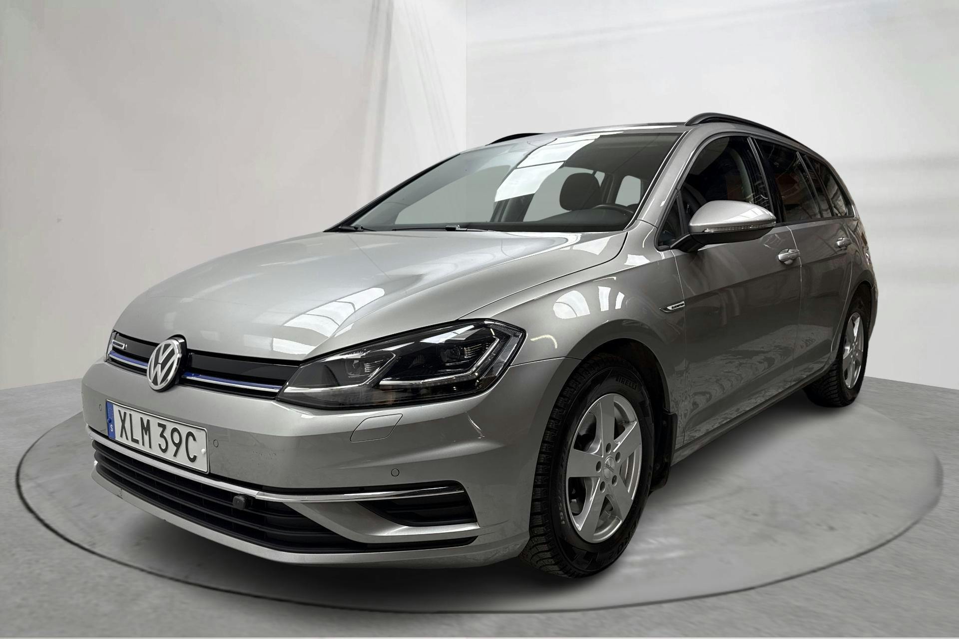 Presentation photo 1 of 15: VW Golf VII 1.5 TGI 5dr (130hk) - 48 560 km - Automatic - silver - 2020