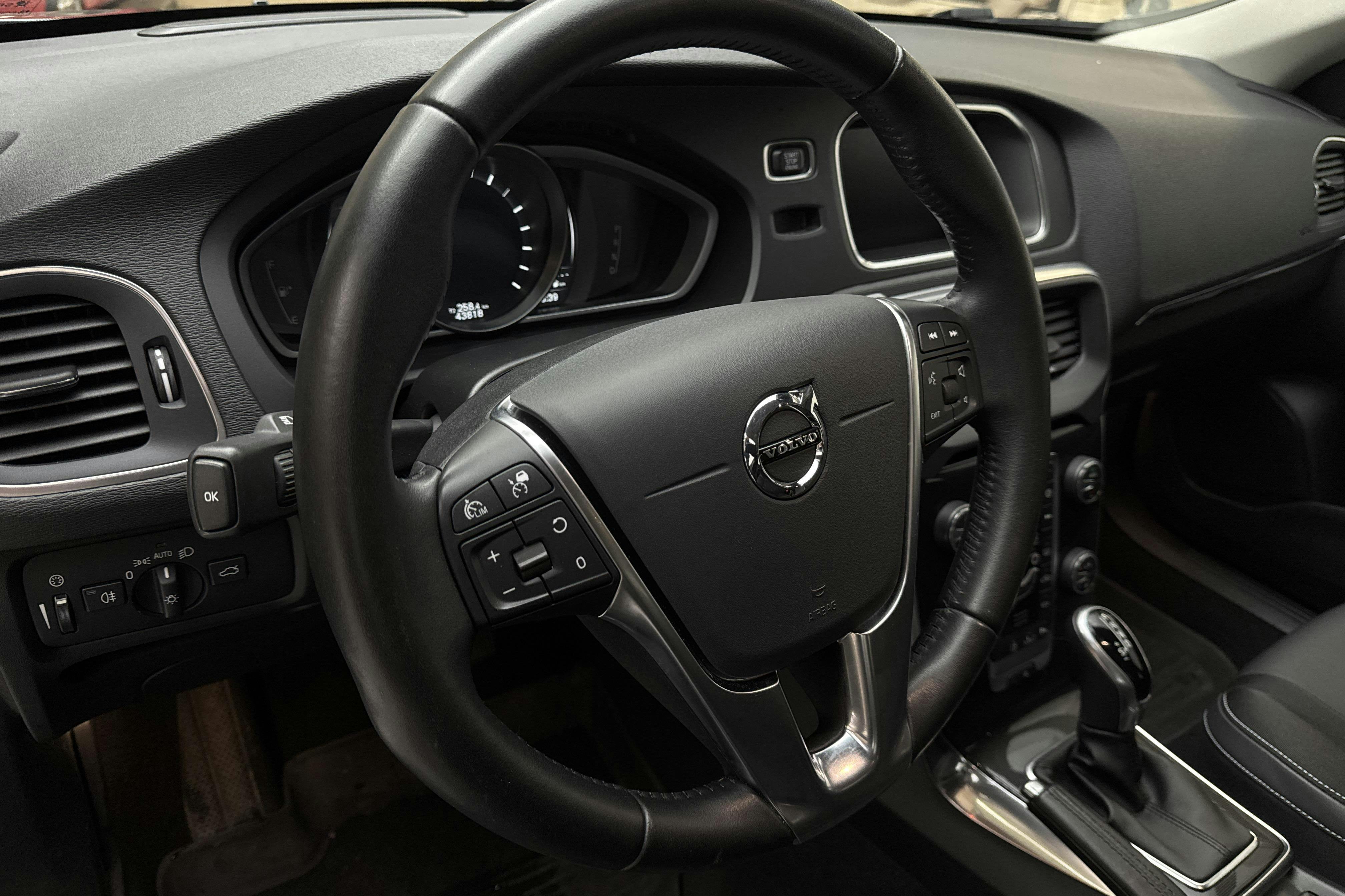 Presentationsfoto 16 av 16: Volvo V40 T3 (152hk) - 4 381 mil - Automat - grå - 2018