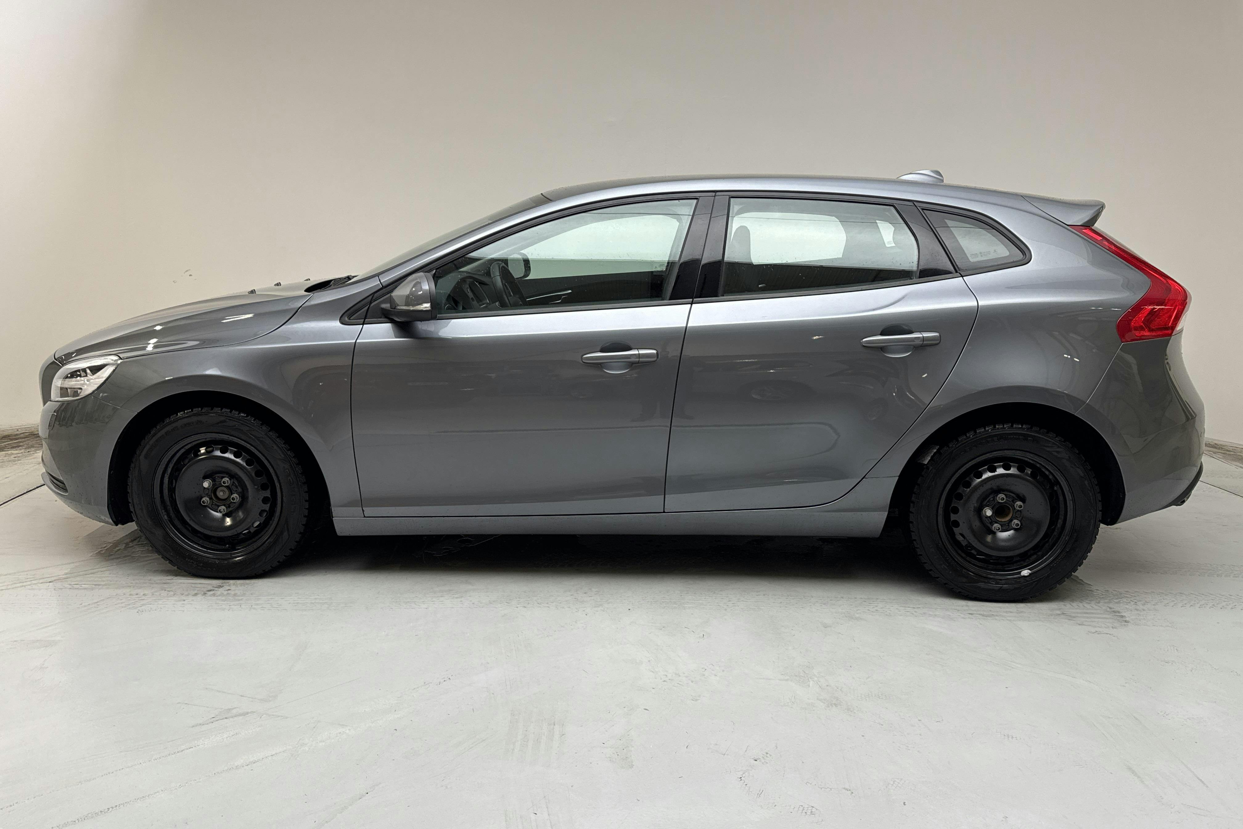 Presentationsfoto 2 av 16: Volvo V40 T3 (152hk) - 4 381 mil - Automat - grå - 2018