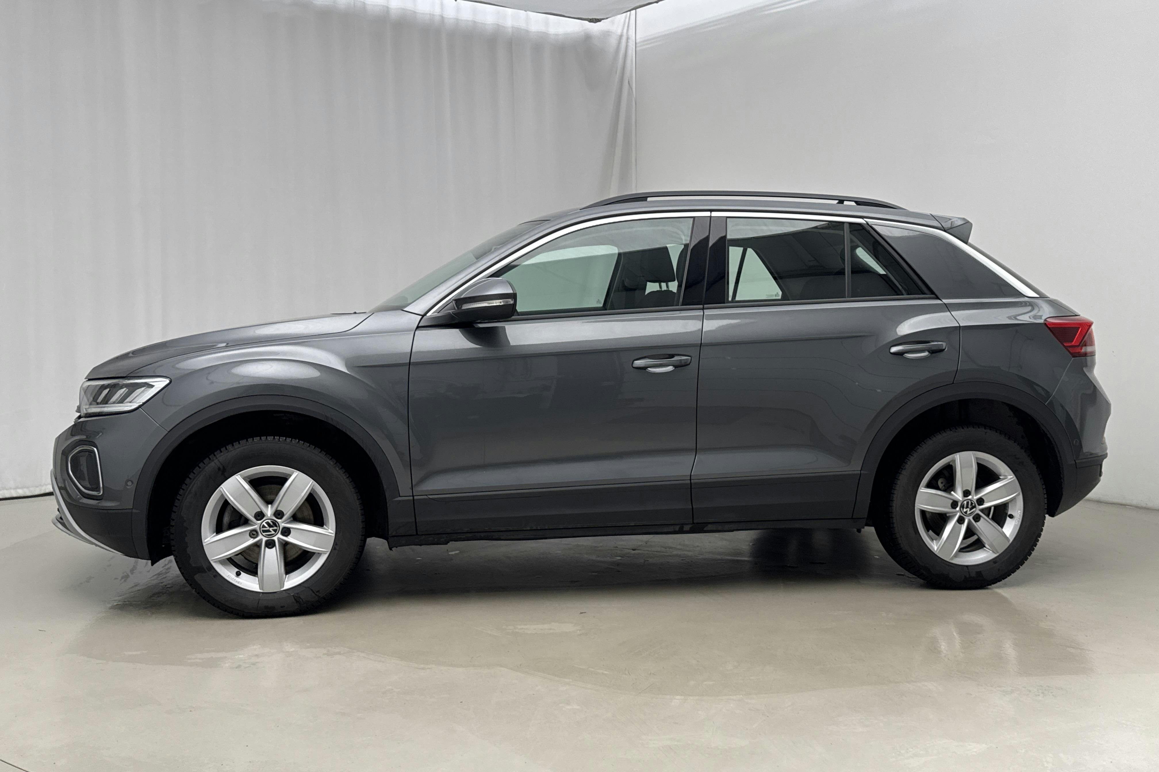 Presentationsfoto 2 av 17: VW T-Roc 1.5 TSI (150hk) - 3 048 mil - Manuell - grå - 2023