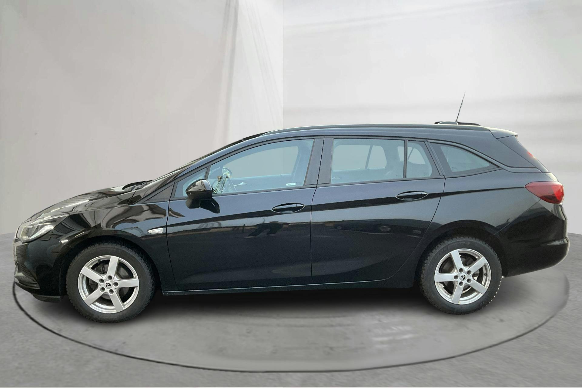 Presentationsfoto 2 av 13: Opel Astra 1.4 Turbo ECOTEC Sports Tourer (125hk) - 12 804 mil - Manuell - svart - 2018