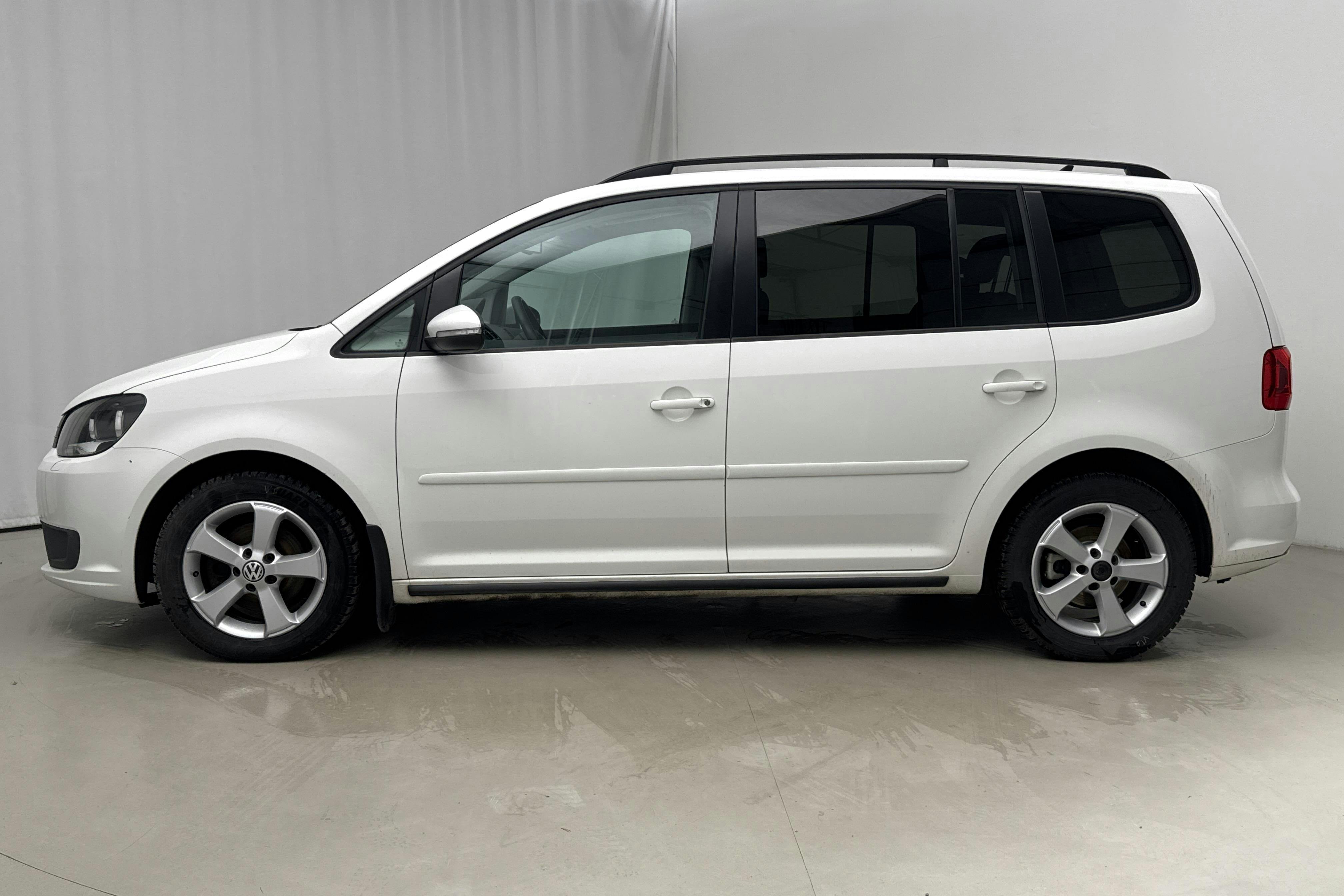 Presentationsfoto 2 av 18: VW Touran 1.6 TDI BlueMotion Technology (105hk) - 24 000 mil - Manuell - vit - 2013