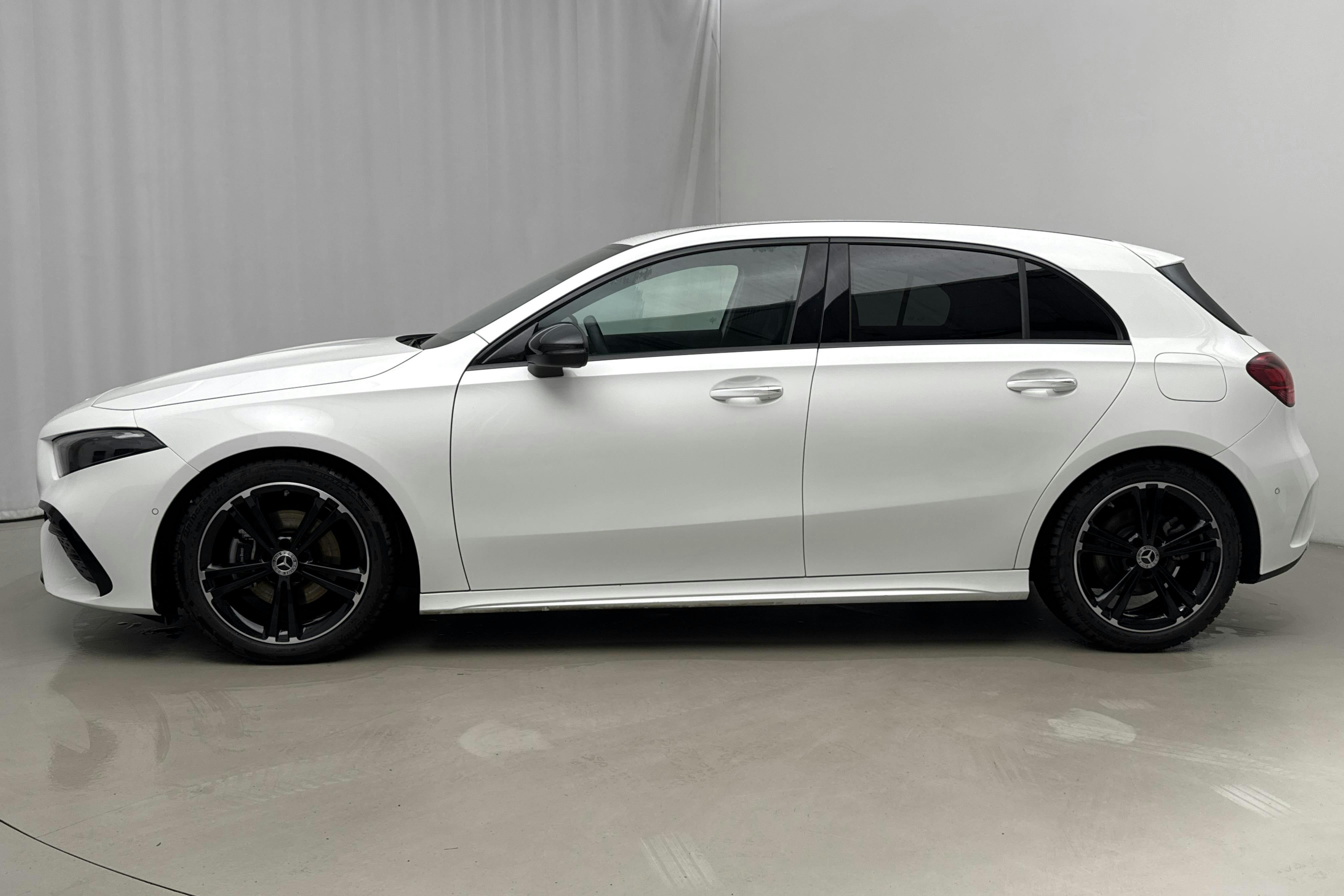 Presentationsfoto 2 av 19: Mercedes A 200 5dr W177 (163hk) - 2 441 mil - Automat - vit - 2023