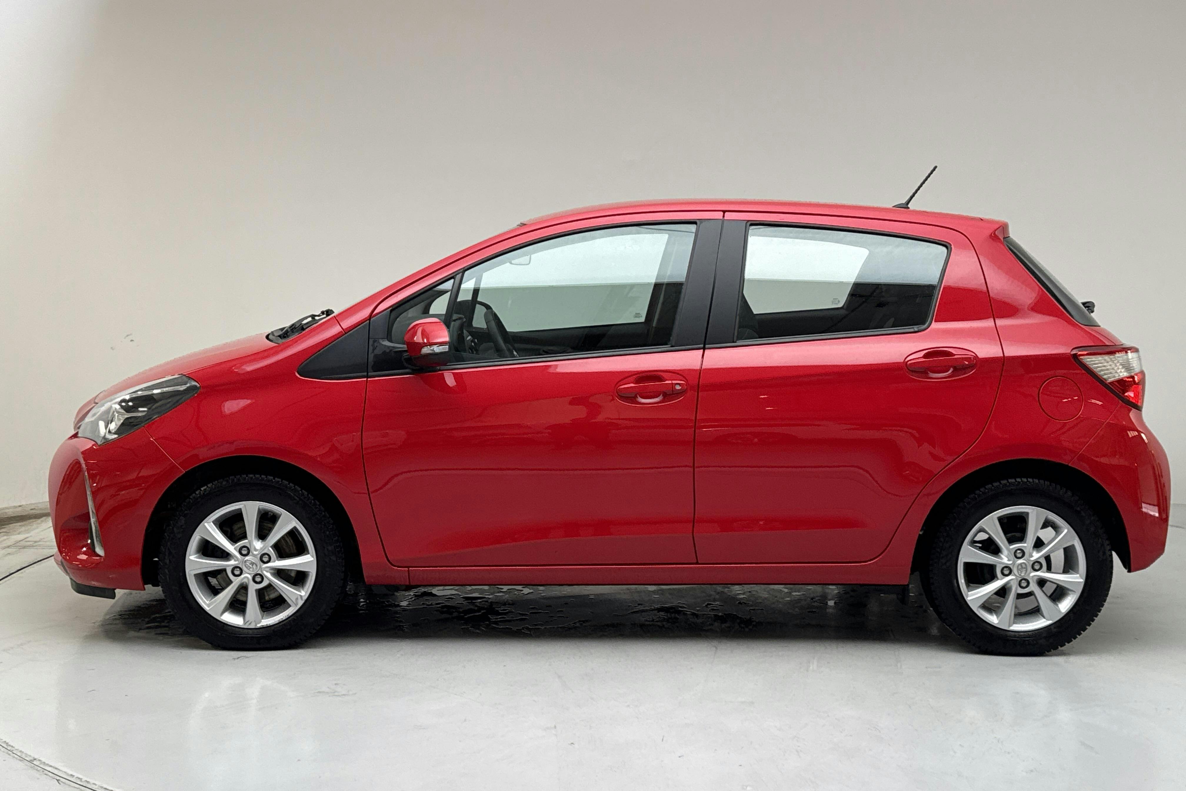 Presentation photo 2 of 13: Toyota Yaris 1.5 5dr (111hk) - 73 470 km - Automatic - red - 2019