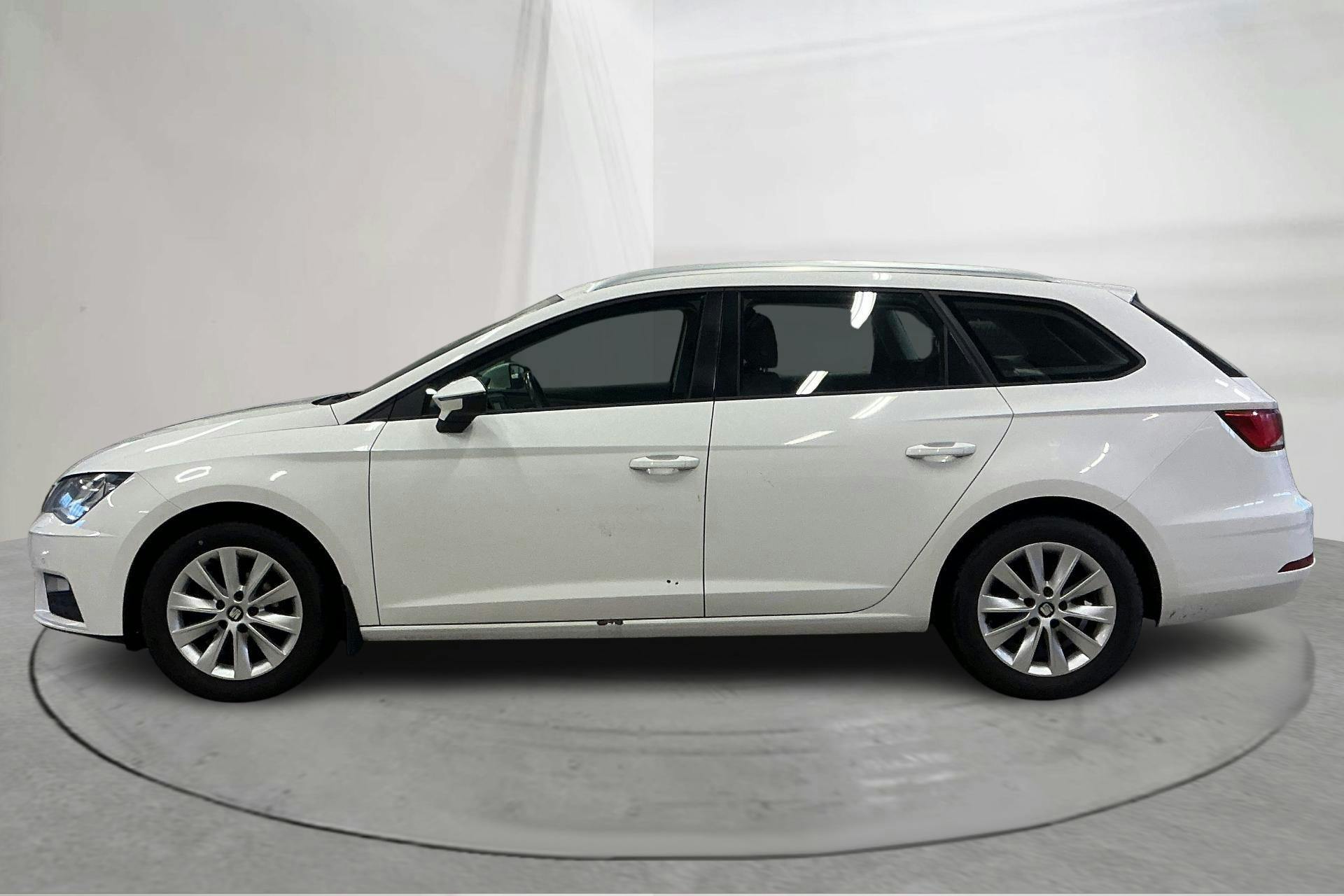 Presentationsfoto 2 av 11: Seat Leon 1.5 TGI ST (130hk) - 51 260 mil - Manuell - vit - 2020