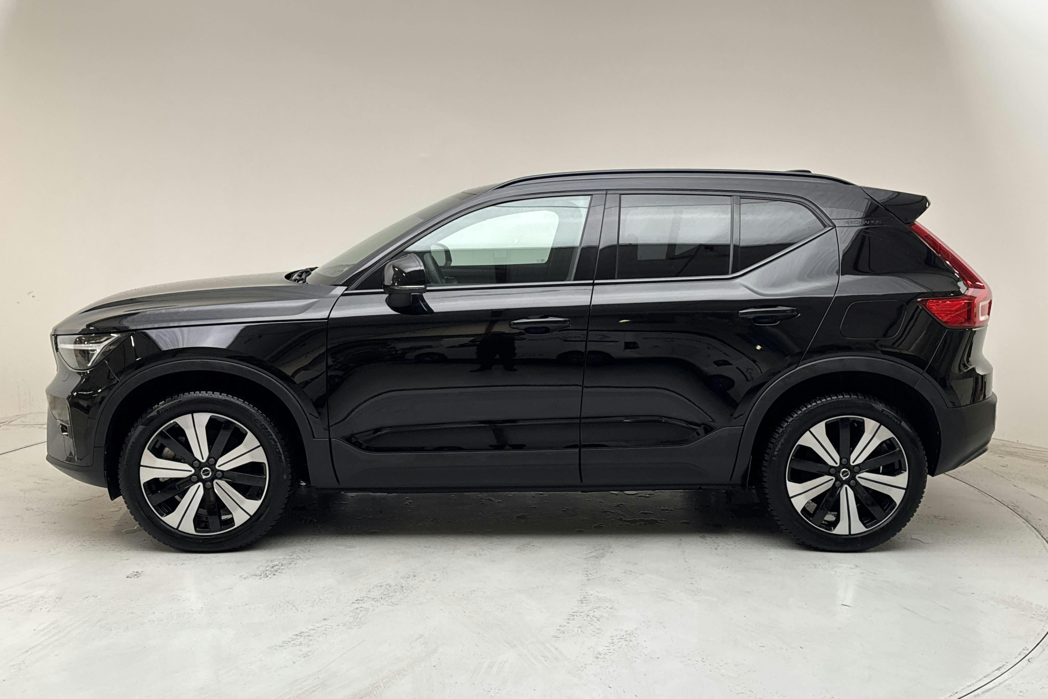 Esitlusfoto 2 aadressil 16: Volvo XC40 P6 Recharge (231hk) - 63 290 km - Automaatne - must - 2023