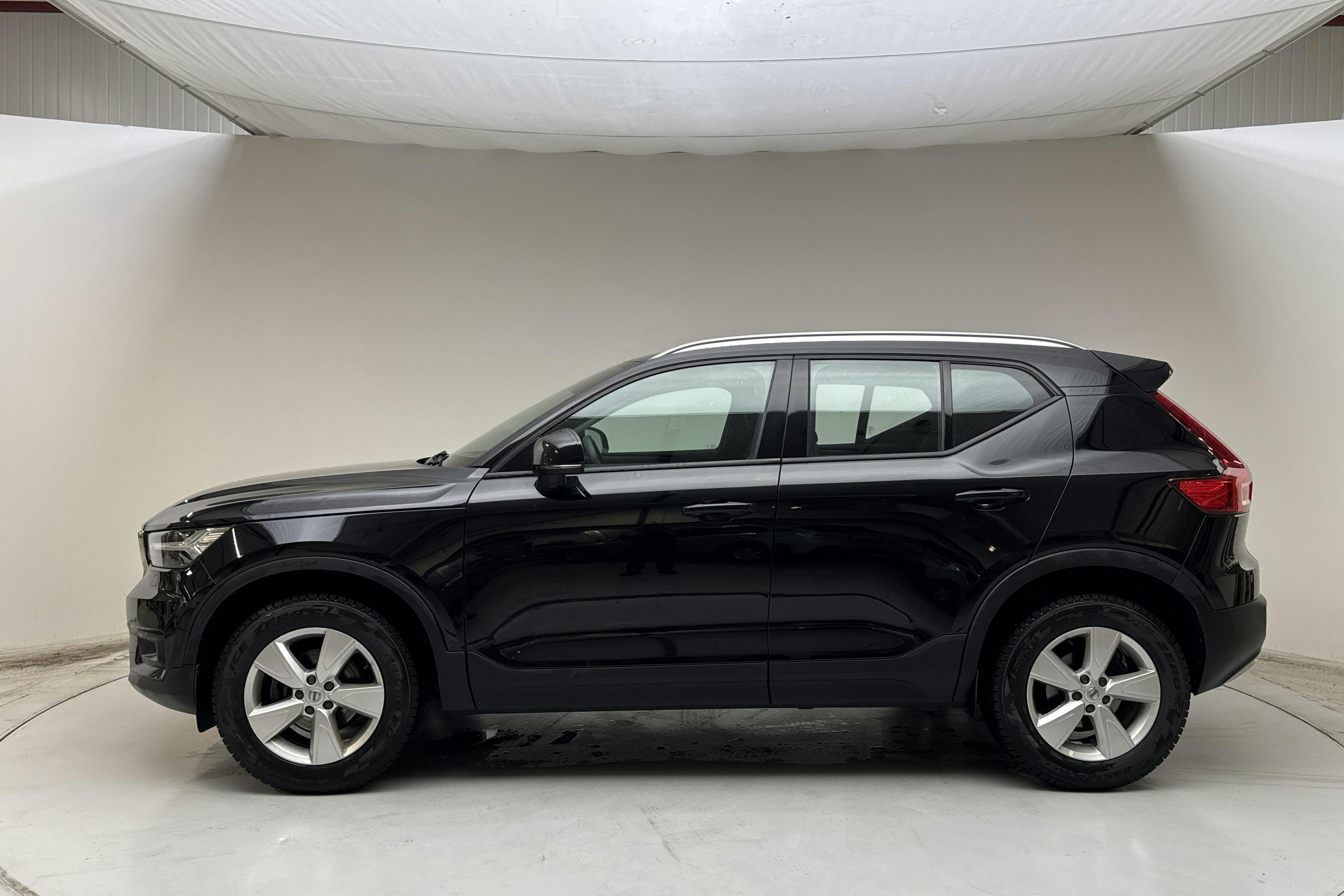 Presentationsfoto 2 av 15: Volvo XC40 T3 2WD (163hk) - 7 258 mil - Automat - svart - 2021