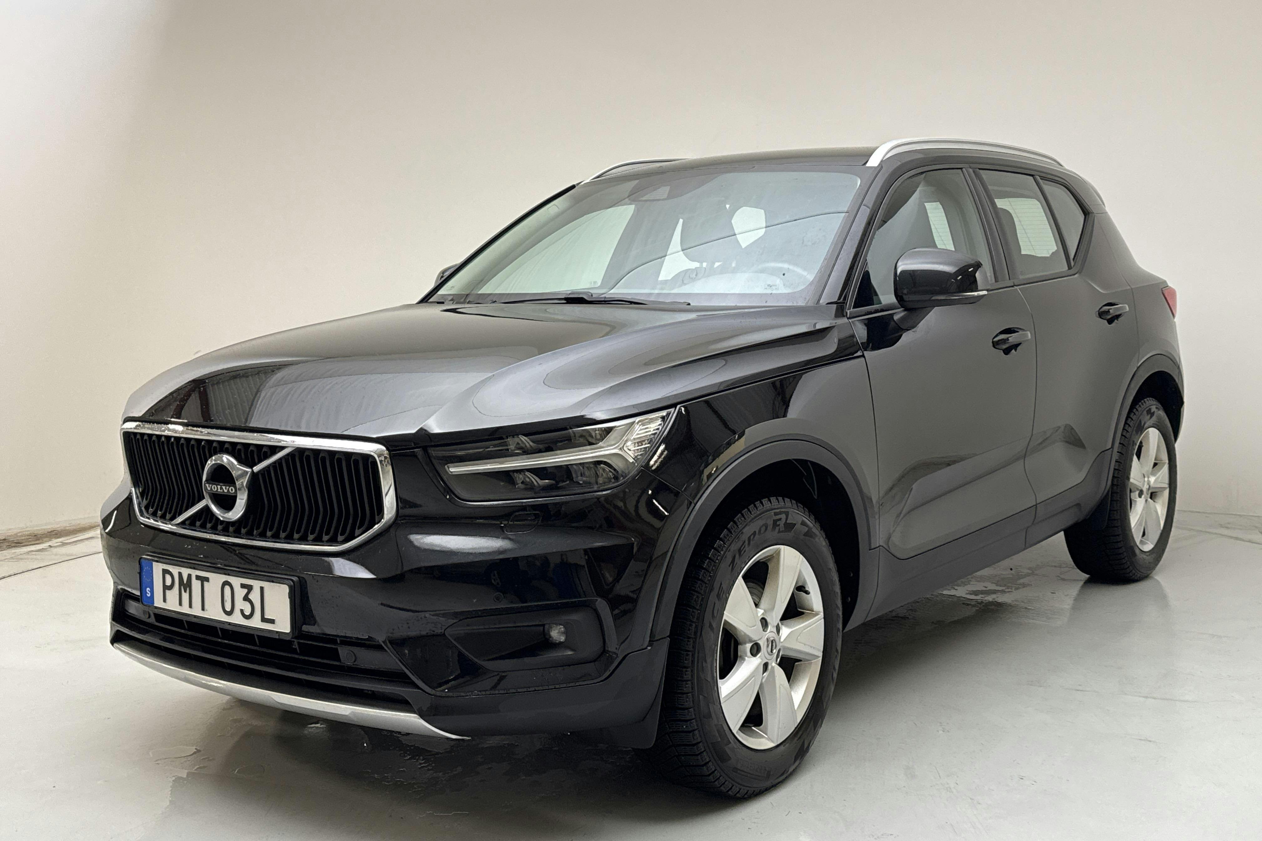 Presentationsfoto 1 av 15: Volvo XC40 T3 2WD (163hk) - 7 258 mil - Automat - svart - 2021