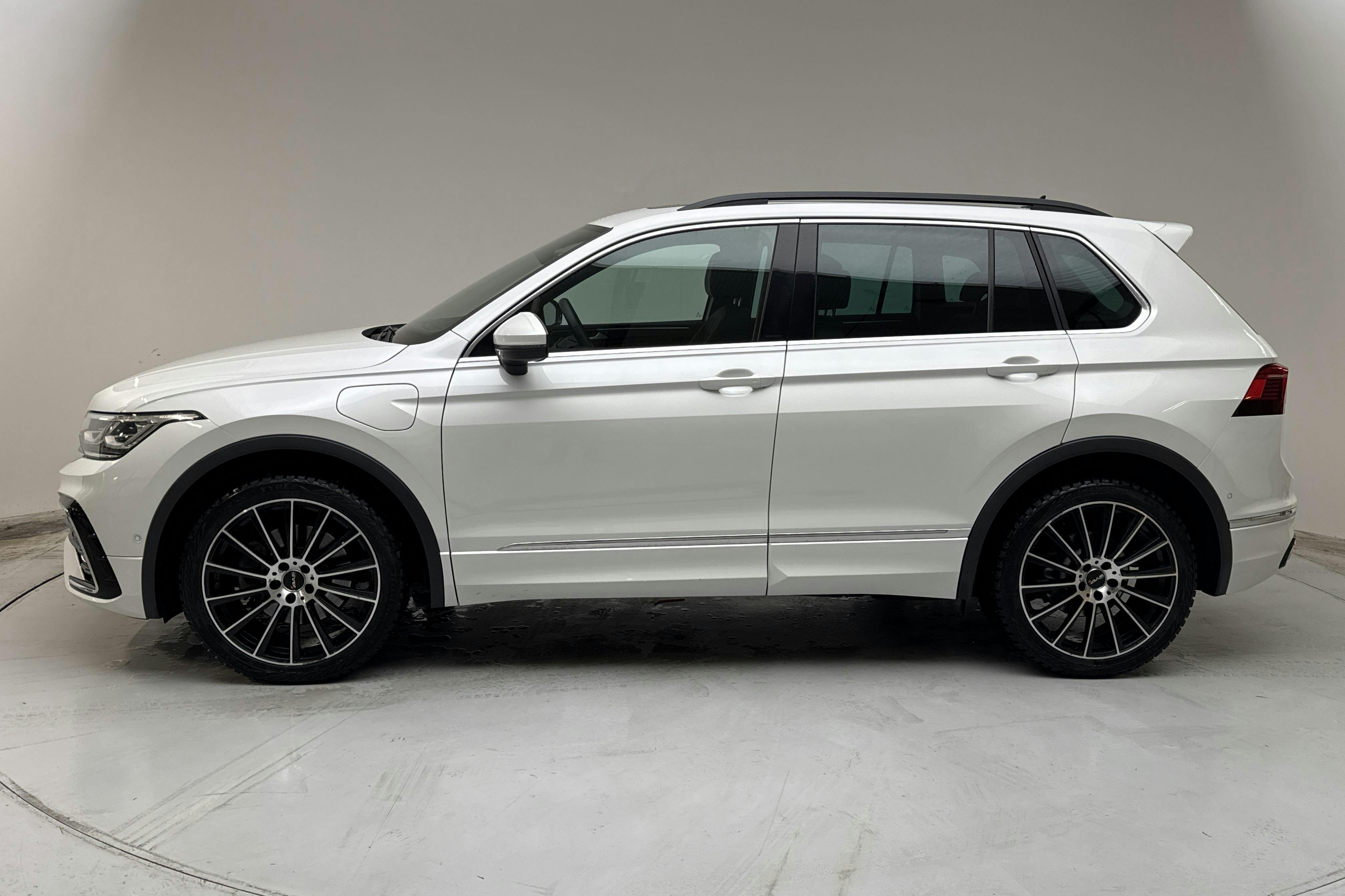 Presentationsfoto 2 av 18: VW Tiguan 1.4 TSI eHybrid (245hk) - 11 775 mil - Automat - vit - 2021