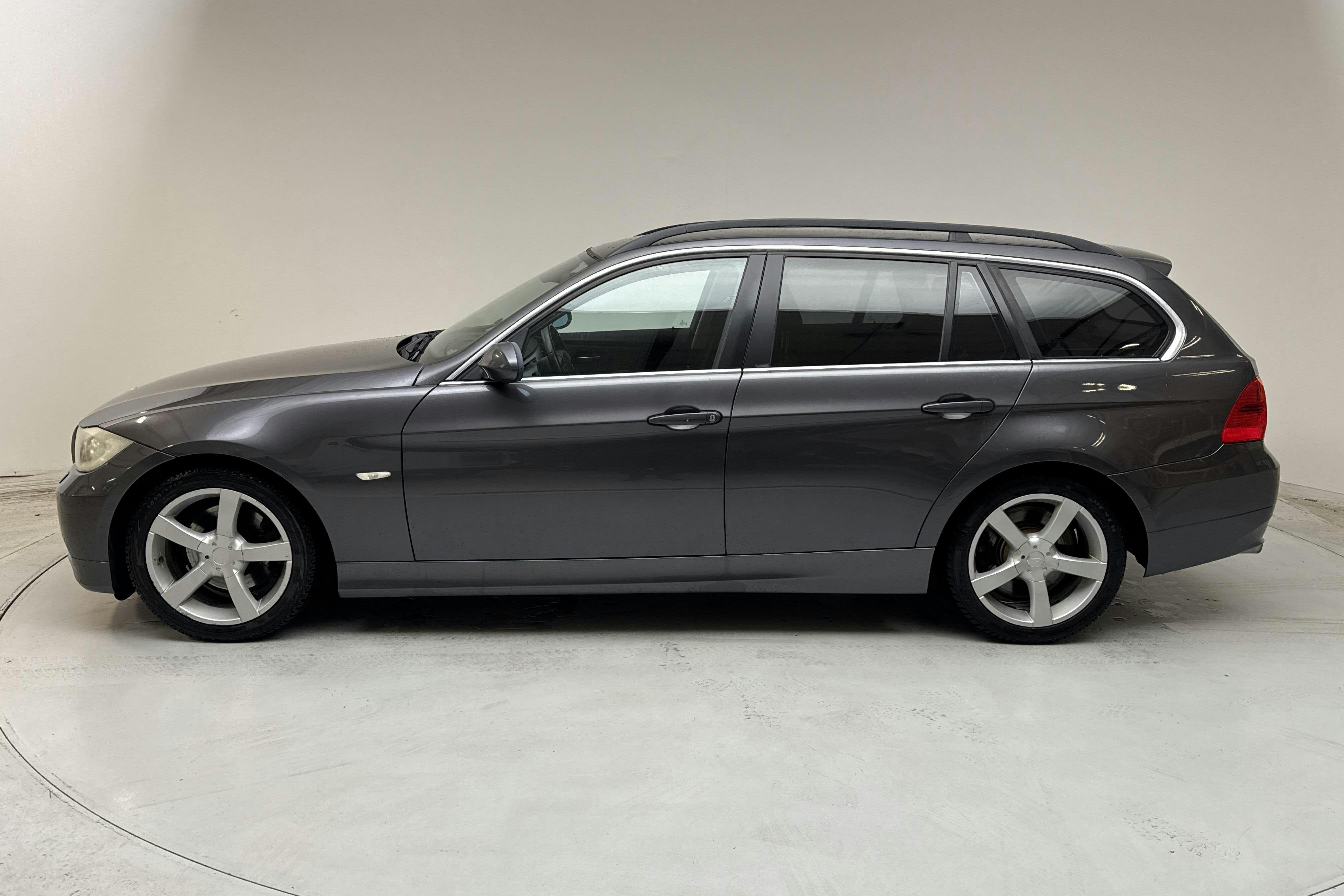 Presentation photo 2 of 13: BMW 325d Touring, E91 (197hk) - 212 290 km - Automatic - gray - 2008