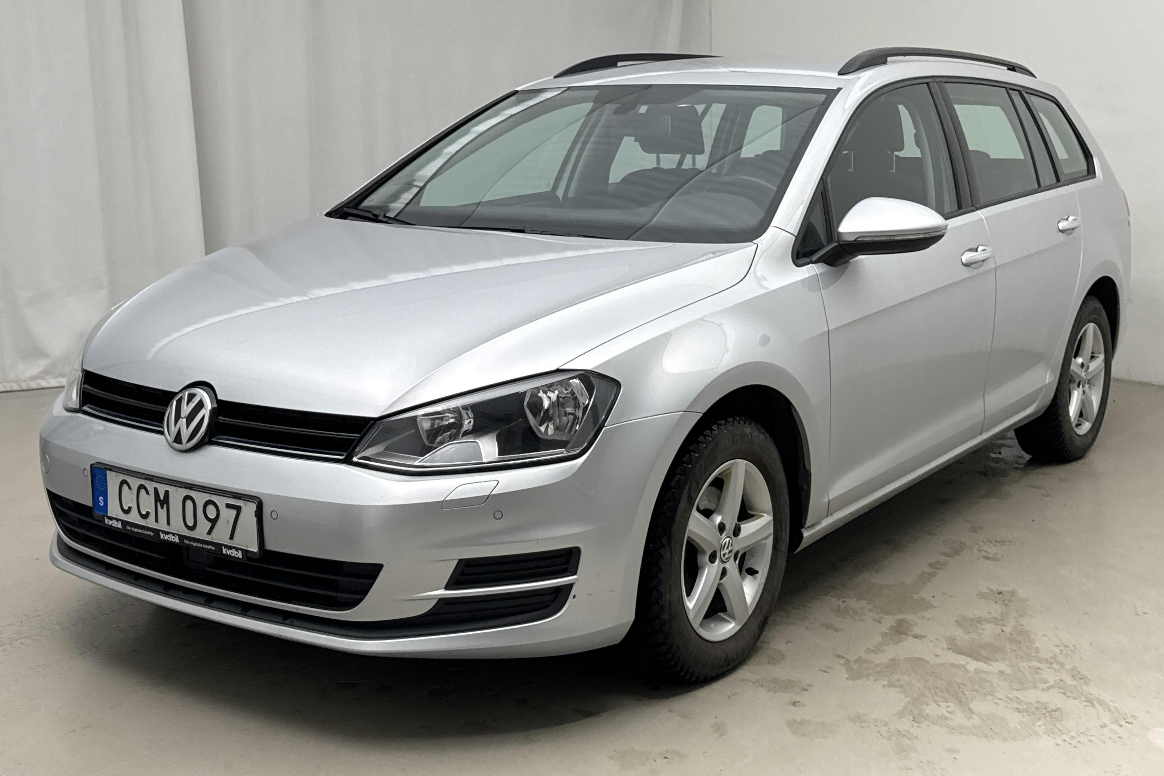 Presentation photo 1 of 12: VW Golf VII 1.2 TSI Sportscombi (105hk) - 131 680 km - Automatic - silver - 2015