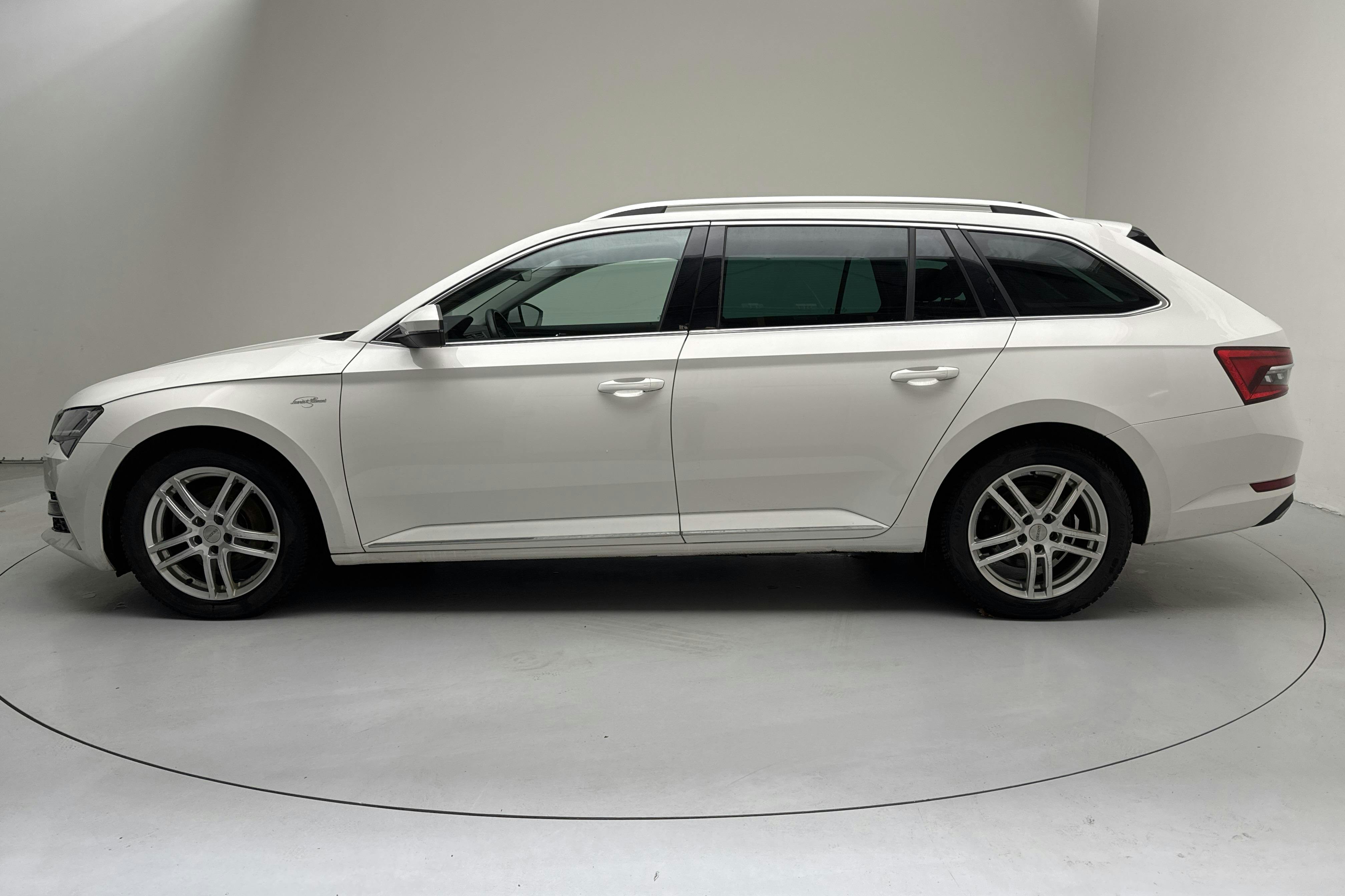 Esitlusfoto 2 aadressil 15: Skoda Superb 1.4 TSI PHEV Kombi (218hk) - 61 140 km - Automaatne - valge - 2021