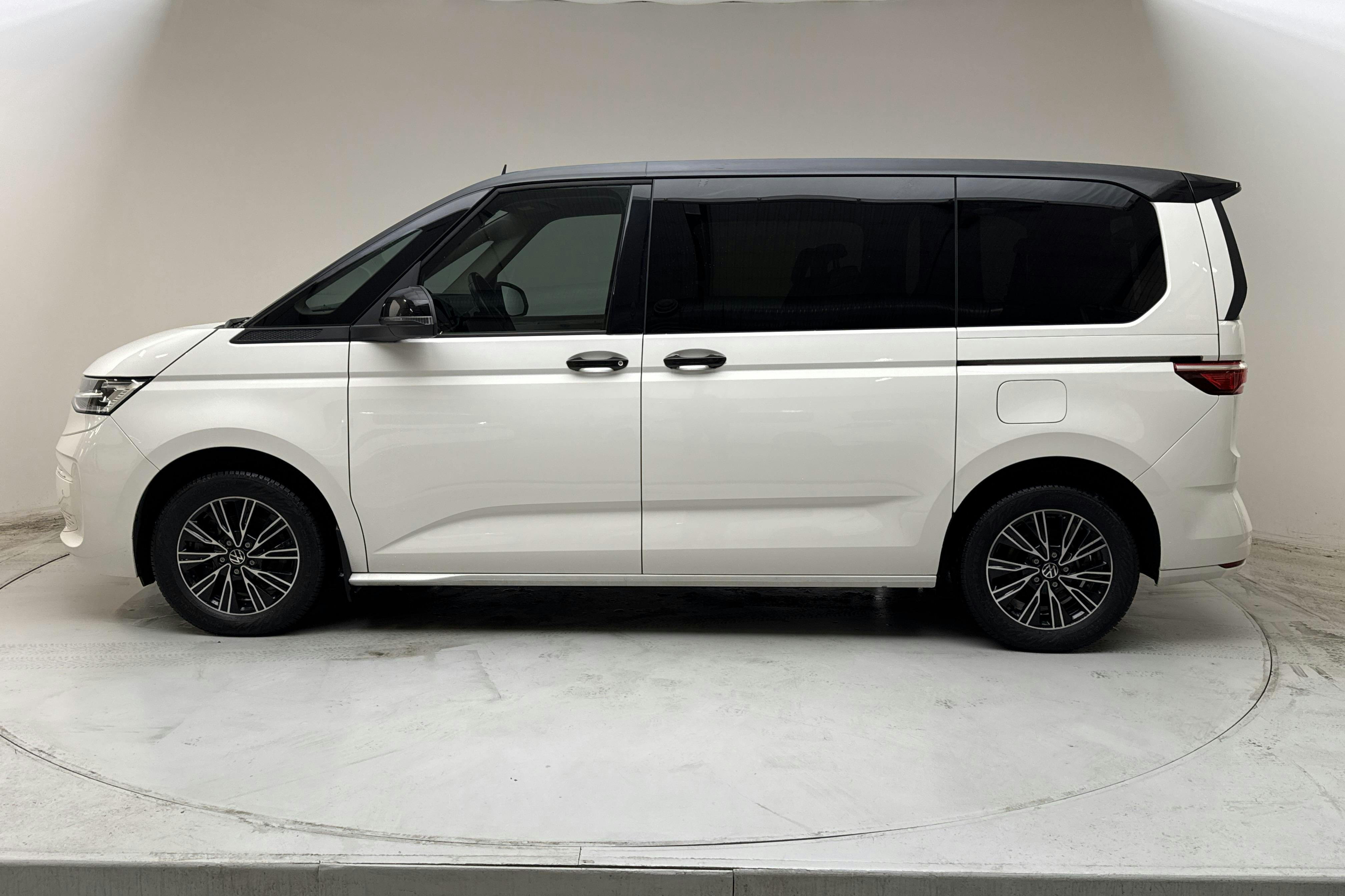 Presentation photo 2 of 17: VW Multivan T7 1.4 eHybrid (150hk) - 124 090 km - Automatic - white - 2023