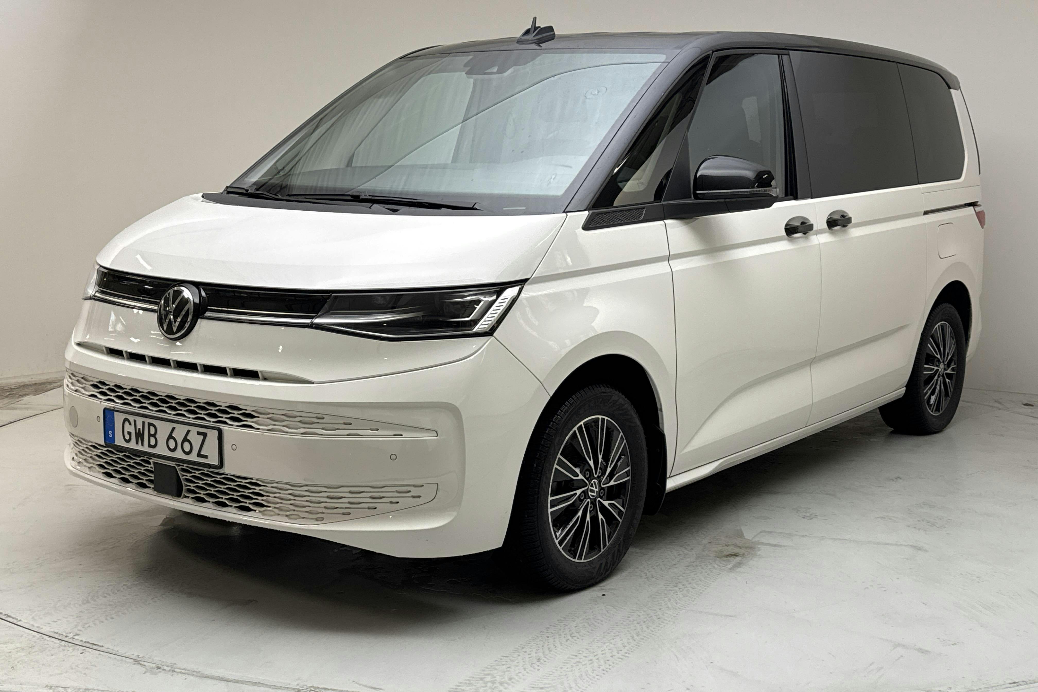 Presentation photo 1 of 17: VW Multivan T7 1.4 eHybrid (150hk) - 124 090 km - Automatic - white - 2023