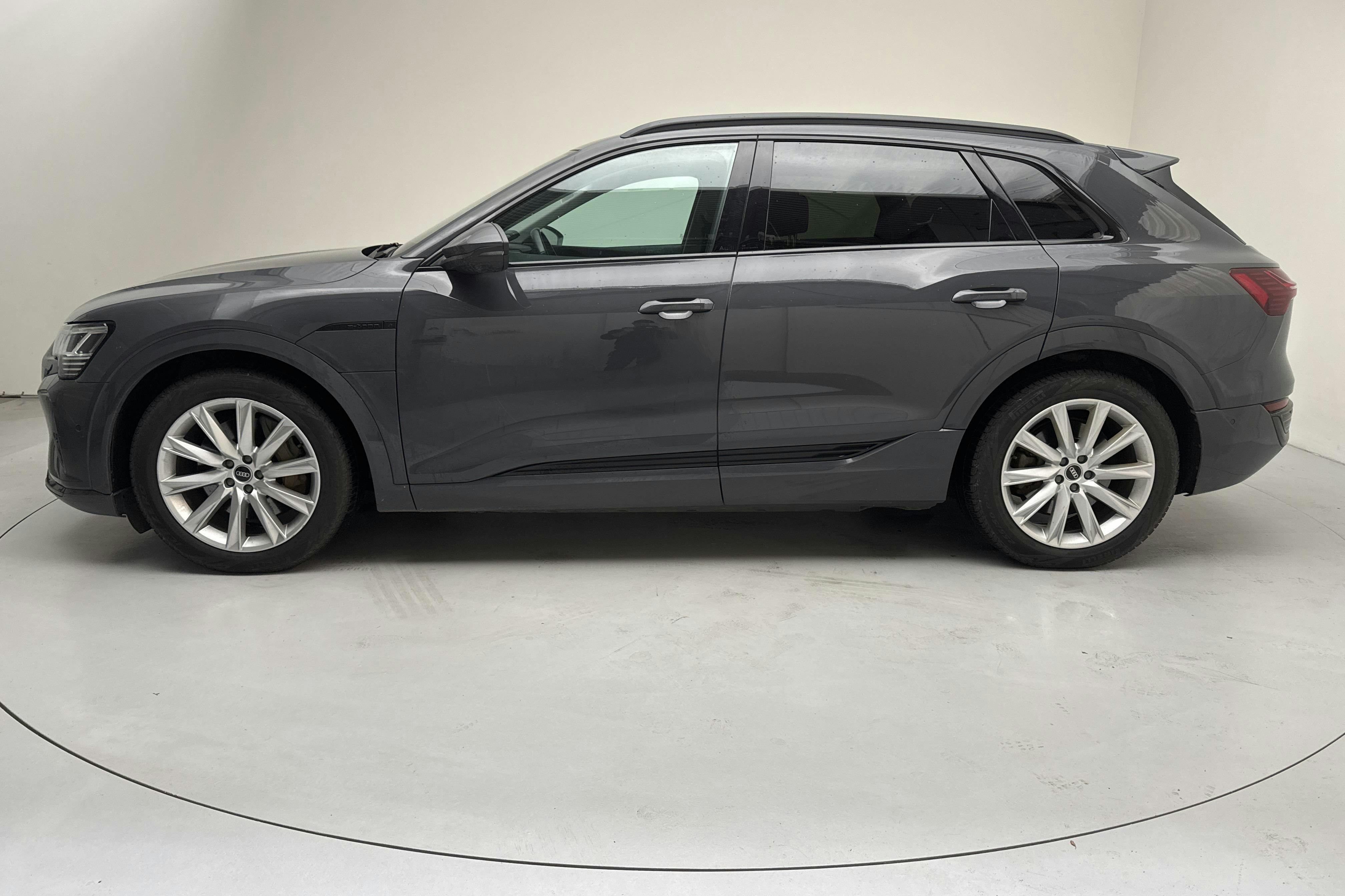 Presentation photo 2 of 19: Audi Q8 55 e-tron quattro (408hk) - 107 520 km - Automatic - gray - 2024