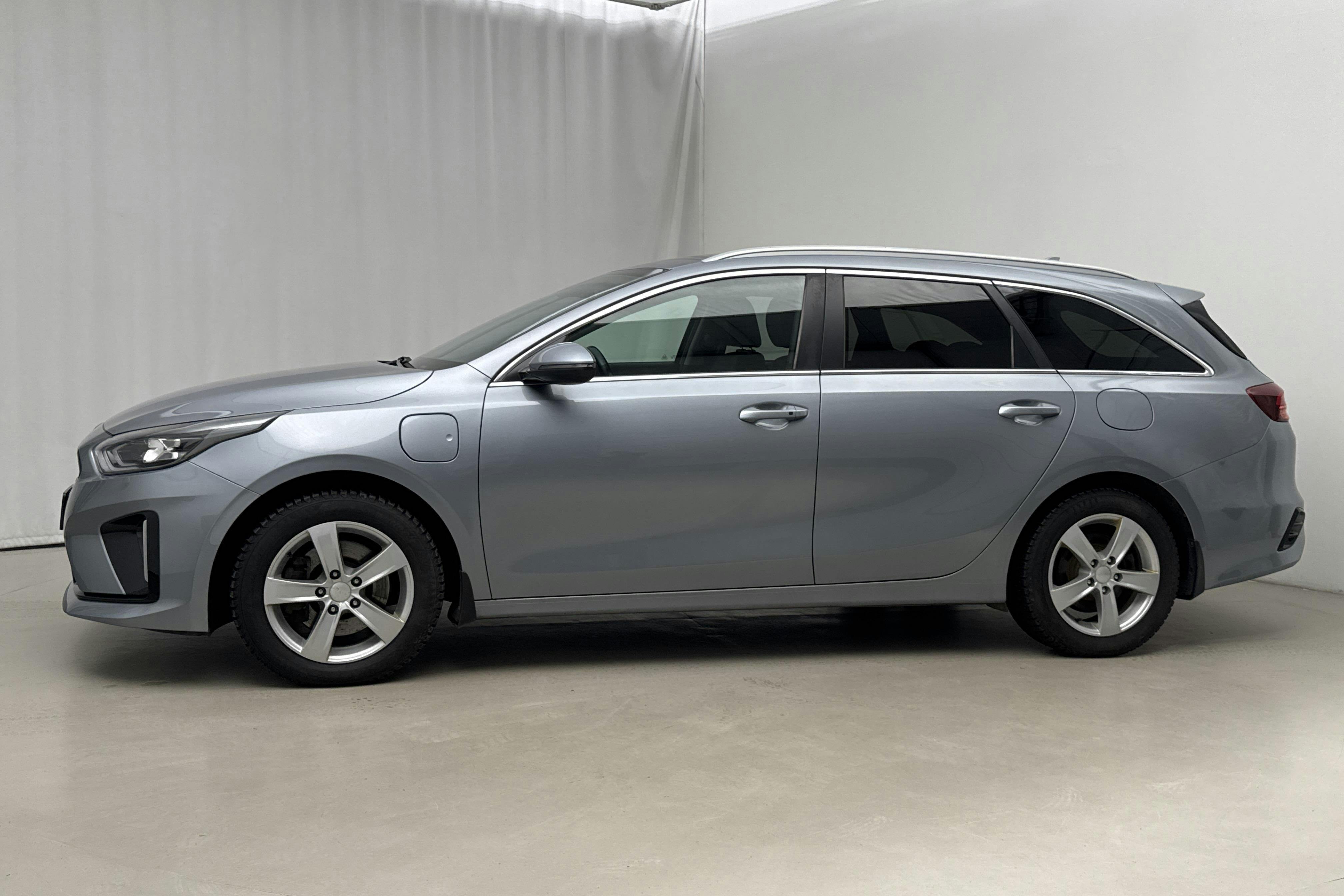 Presentation photo 2 of 20: KIA Ceed 1.6 Plug-in Hybrid SW (141hk) - 76 030 km - Automatic - gray - 2021