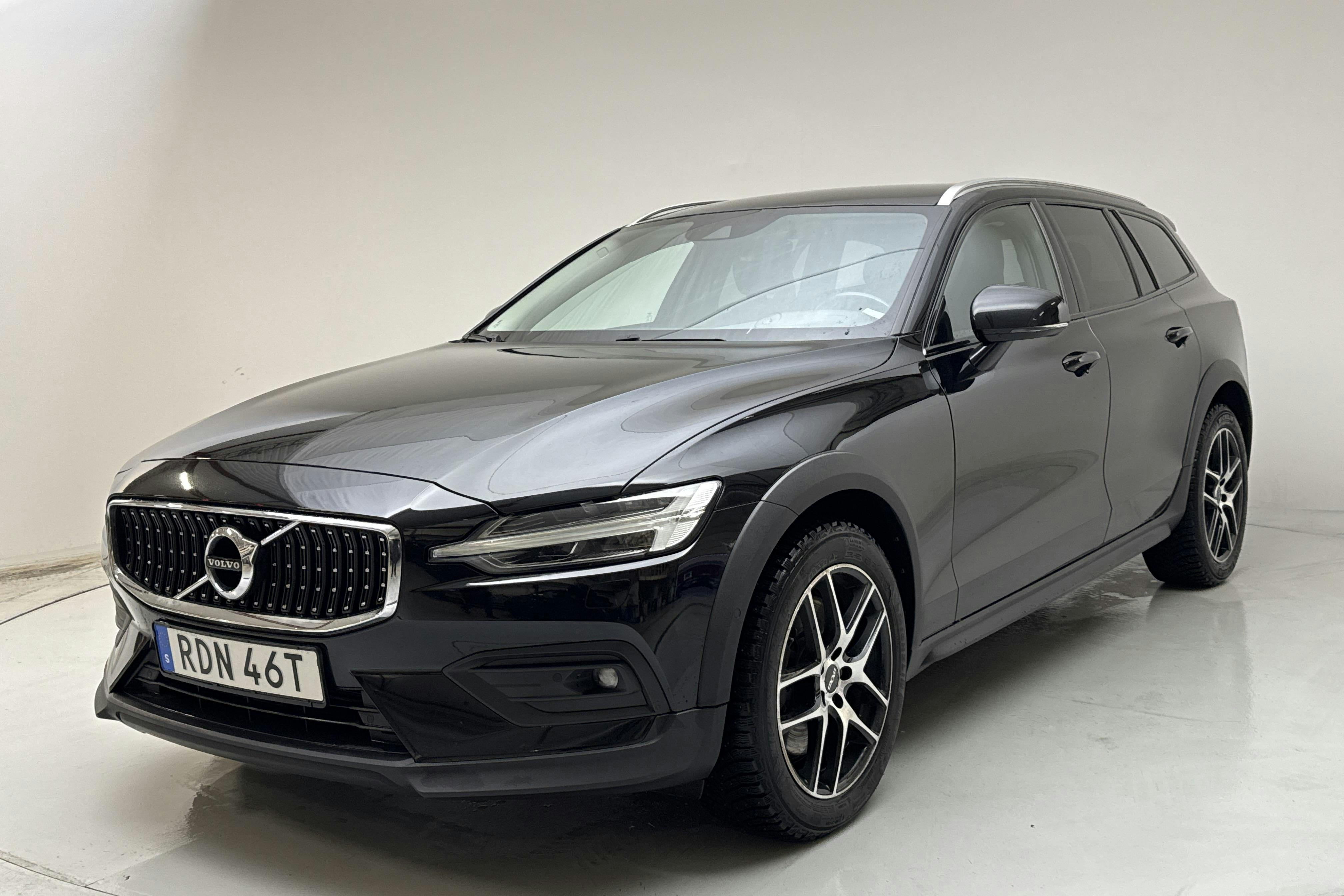 Presentationsfoto 1 av 16: Volvo V60 D4 Cross Country AWD (190hk) - 11 812 mil - Automat - svart - 2020