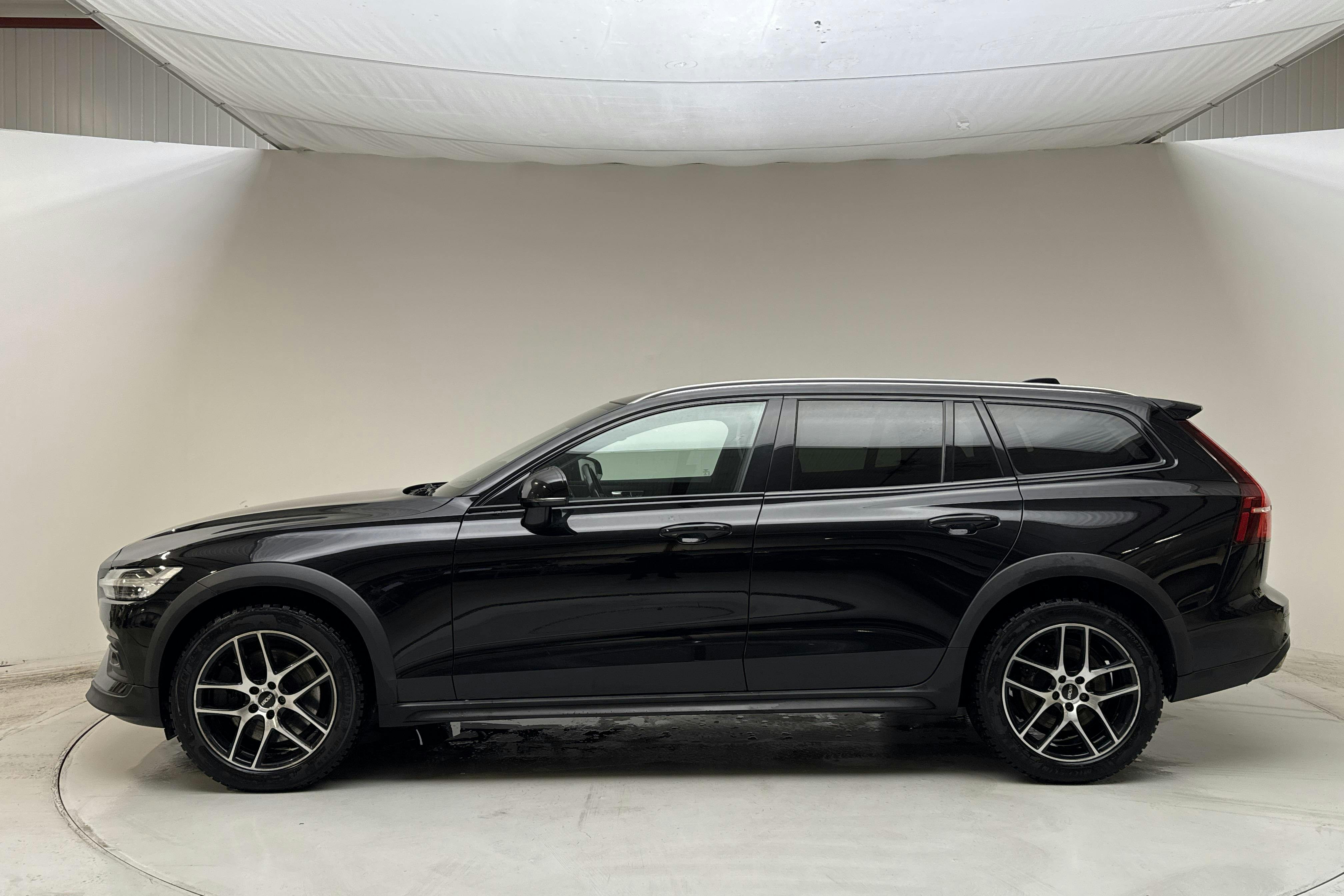 Presentationsfoto 2 av 16: Volvo V60 D4 Cross Country AWD (190hk) - 11 812 mil - Automat - svart - 2020