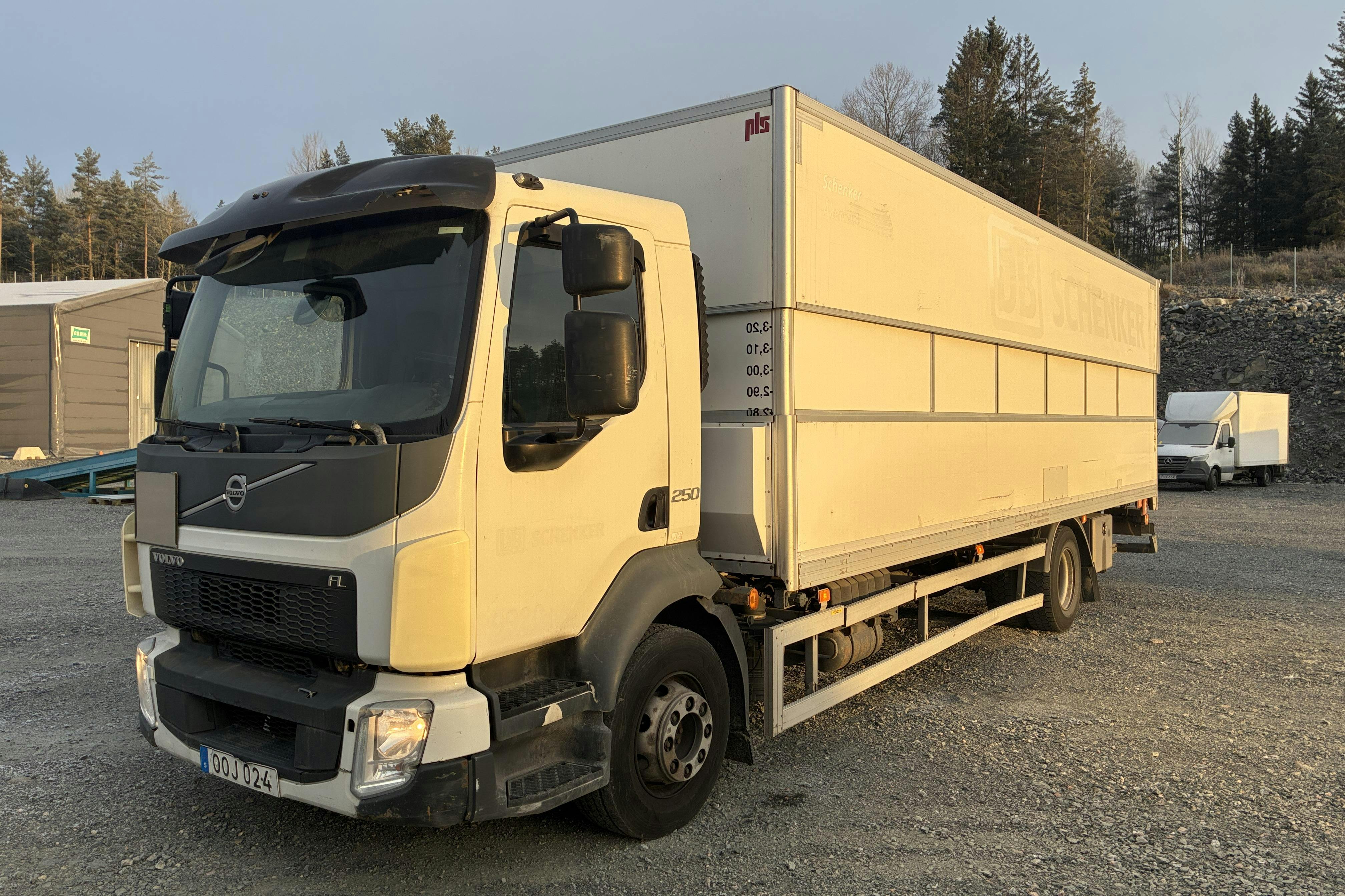 Presentation photo 1 of 140: VOLVO FL250 - 189 768 km - Automatic - white - 2014