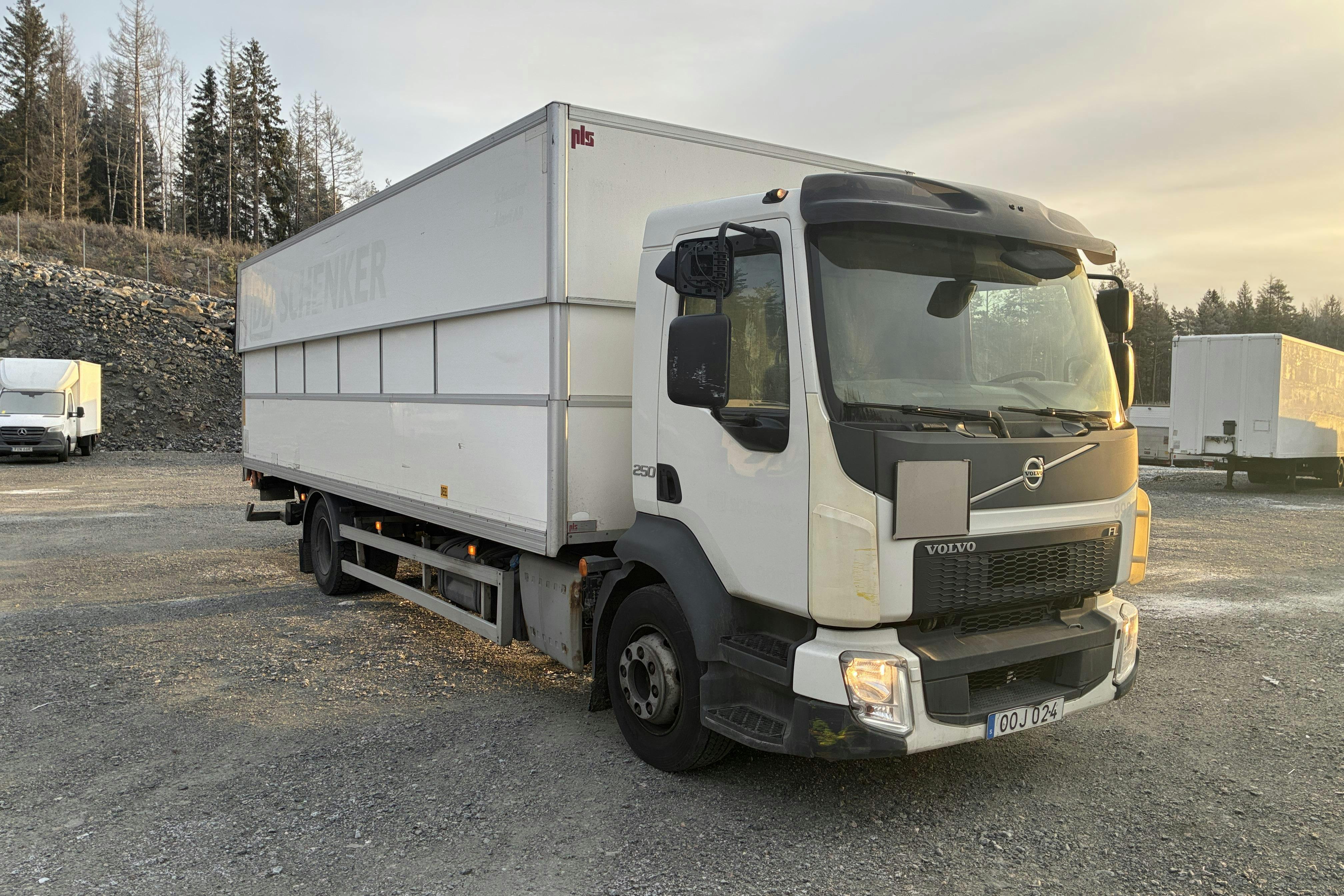 Presentation photo 2 of 140: VOLVO FL250 - 189 768 km - Automatic - white - 2014