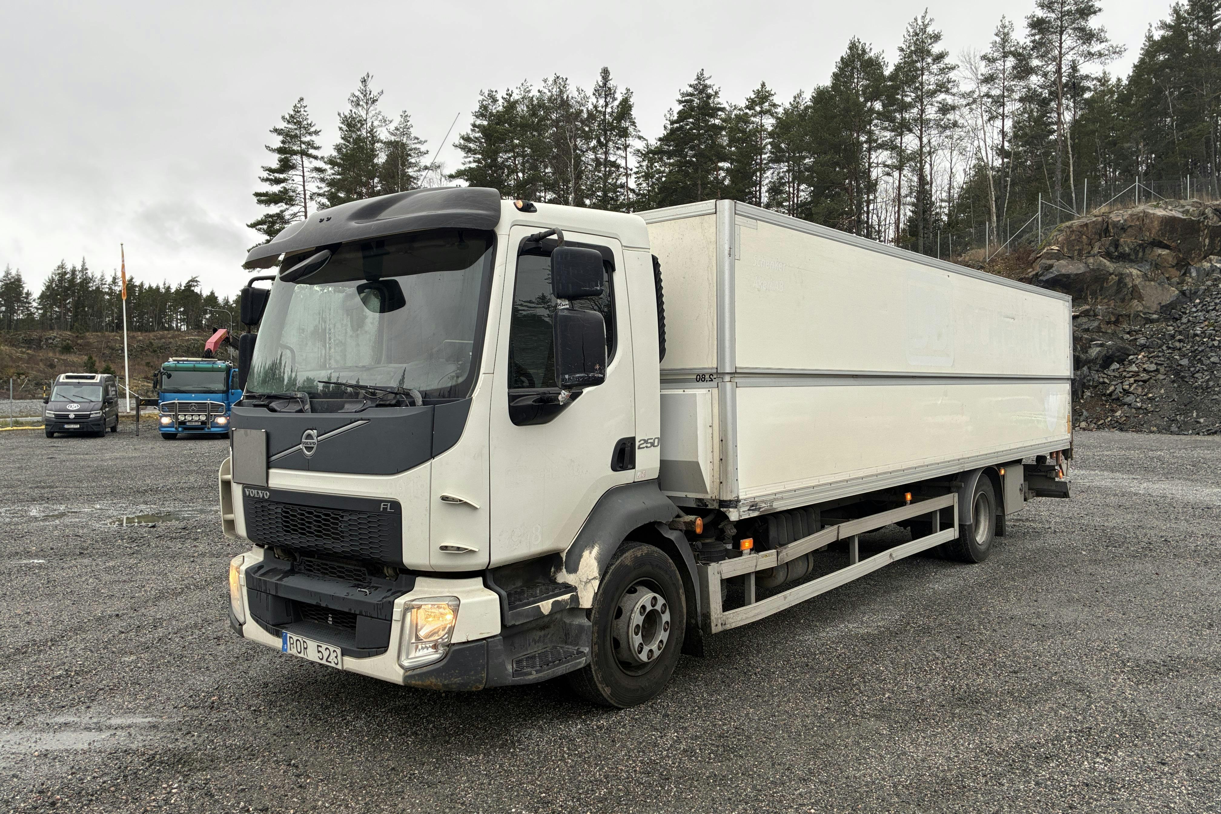Presentation photo 1 of 145: VOLVO FL250 - 314 092 km - Automatic - white - 2014