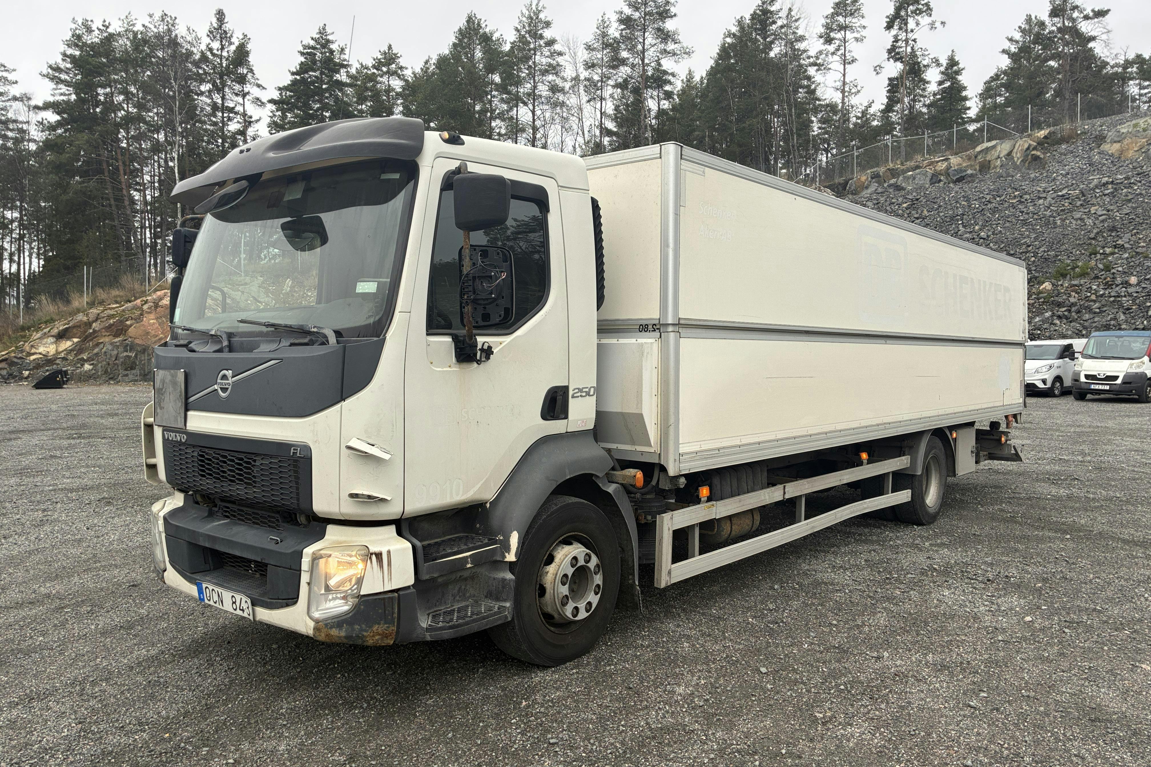 Presentation photo 1 of 137: VOLVO FL250 - 244 340 km - Automatic - white - 2014