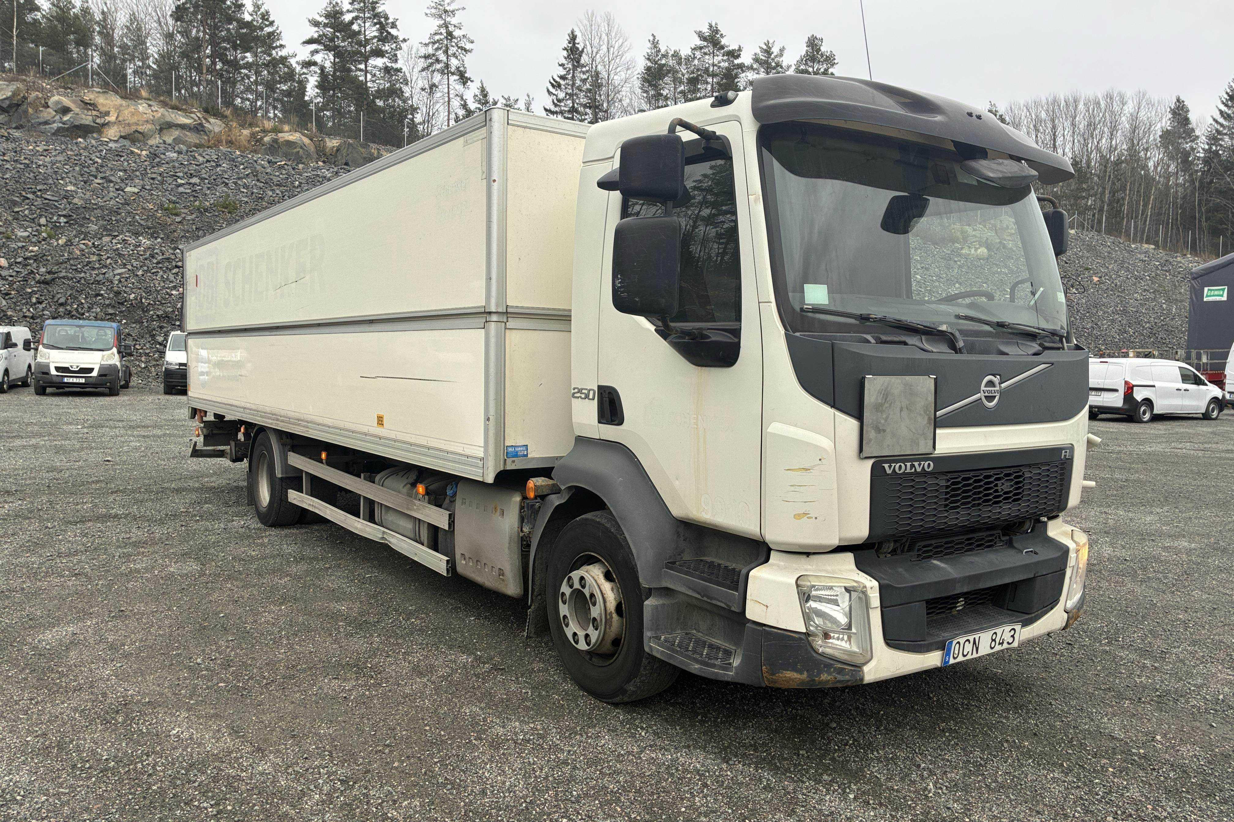 Presentation photo 2 of 137: VOLVO FL250 - 244 340 km - Automatic - white - 2014