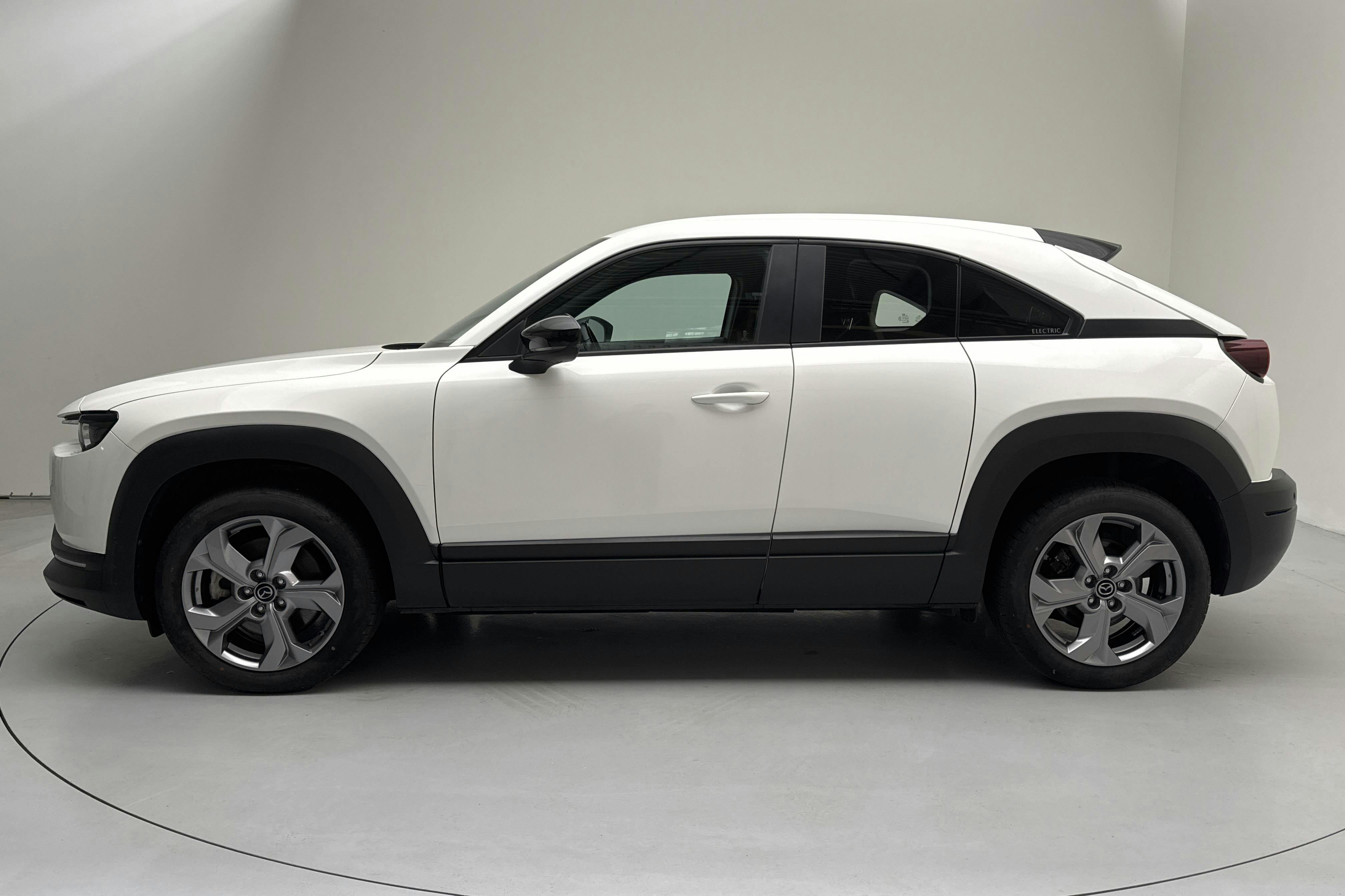 Presentation photo 2 of 15: Mazda MX-30 e-Skyactiv (145hk) - 56 060 km - Automatic - white - 2021