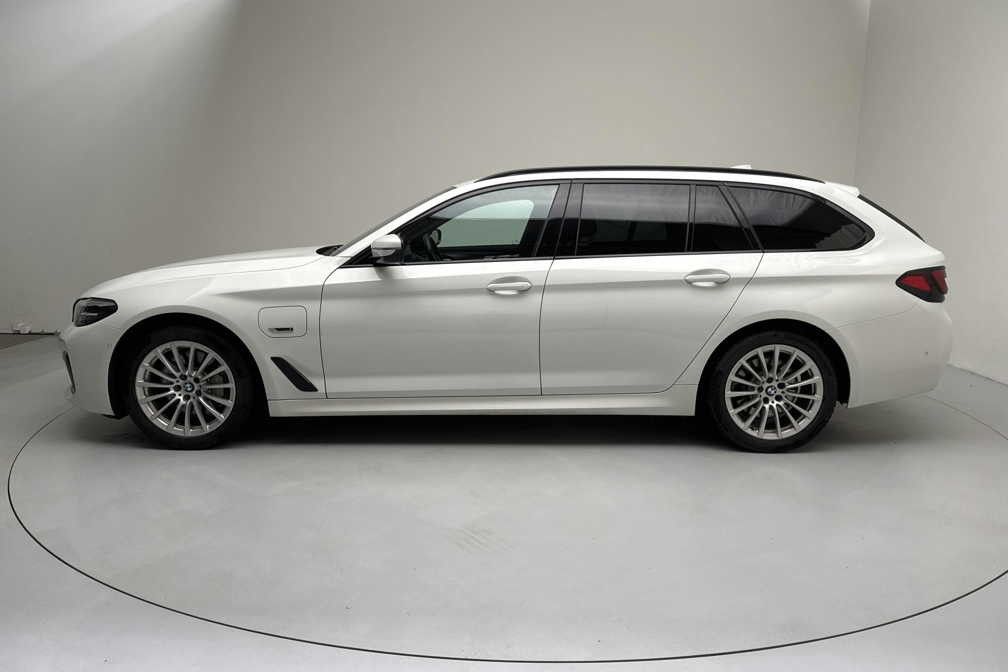 Presentation photo 2 of 19: BMW 530e xDrive Touring, G31 12kWh LCI (292hk) - 49 360 km - Automatic - white - 2023