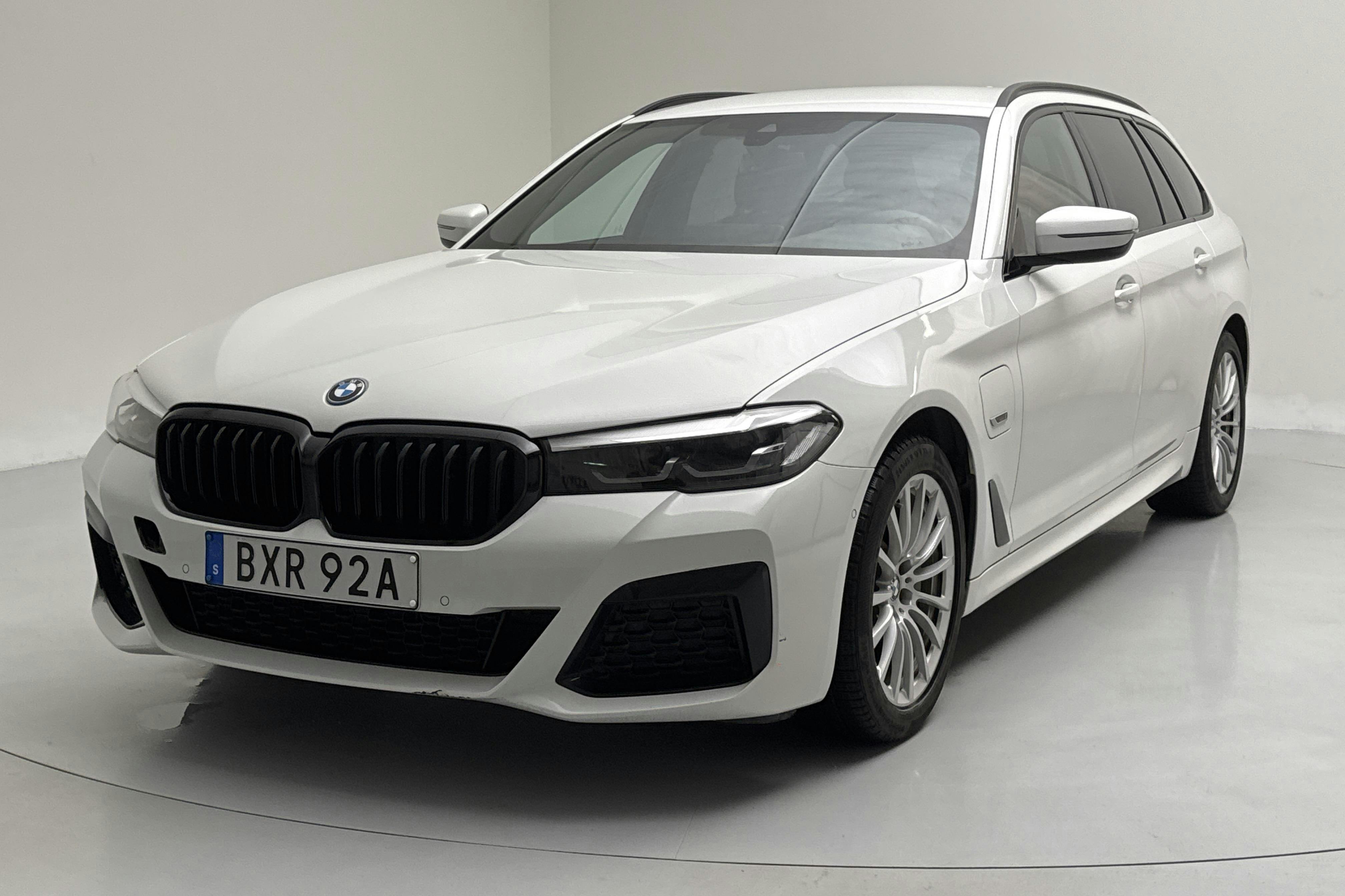 Presentation photo 1 of 19: BMW 530e xDrive Touring, G31 12kWh LCI (292hk) - 49 360 km - Automatic - white - 2023
