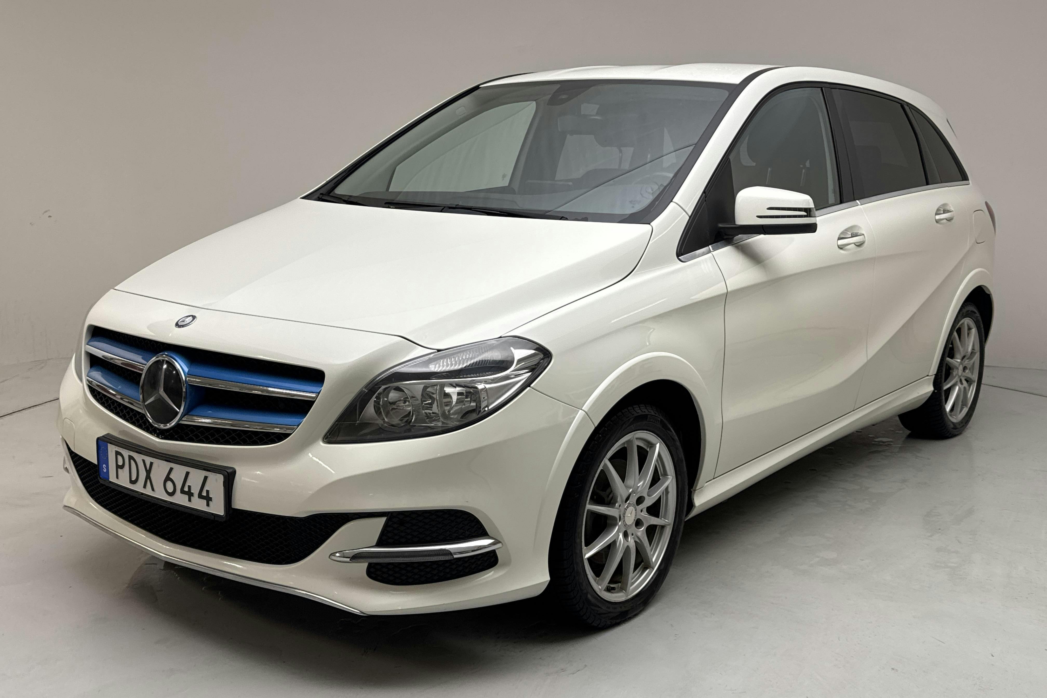 Presentation photo 1 of 16: Mercedes B 250 e (88hk) - 87 250 km - Automatic - white - 2017