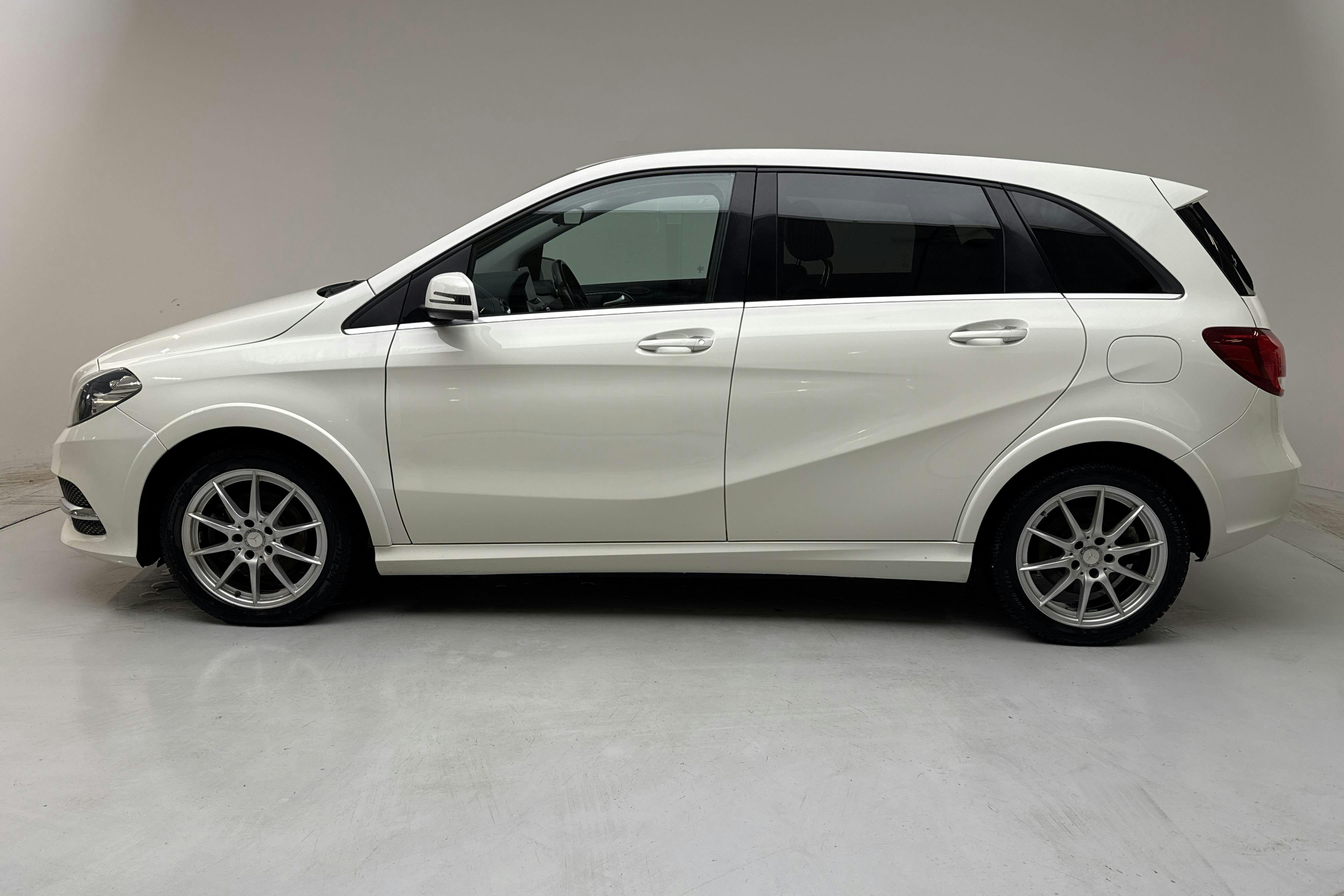 Presentation photo 2 of 16: Mercedes B 250 e (88hk) - 87 250 km - Automatic - white - 2017
