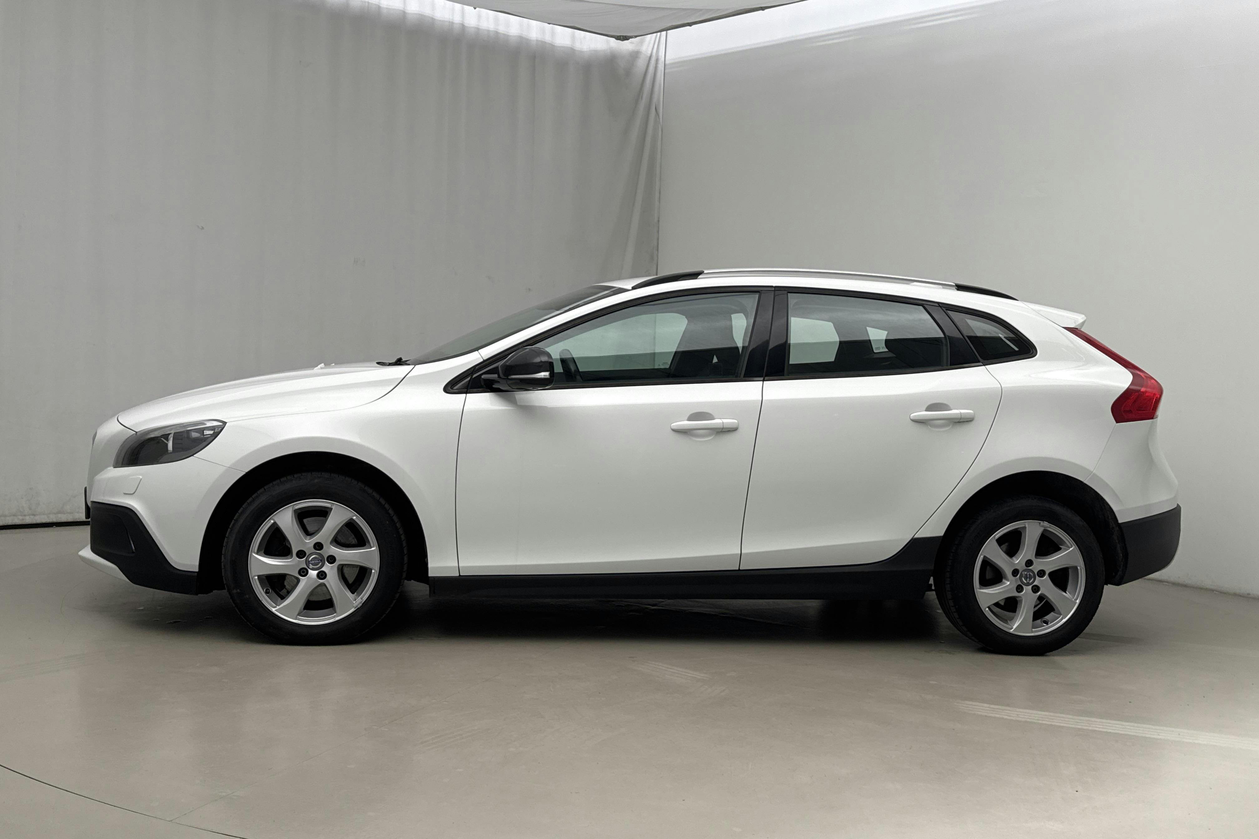 Esitlusfoto 2 aadressil 16: Volvo V40 Cross Country D2 (115hk) - 135 750 km - Käsitsi - valge - 2014