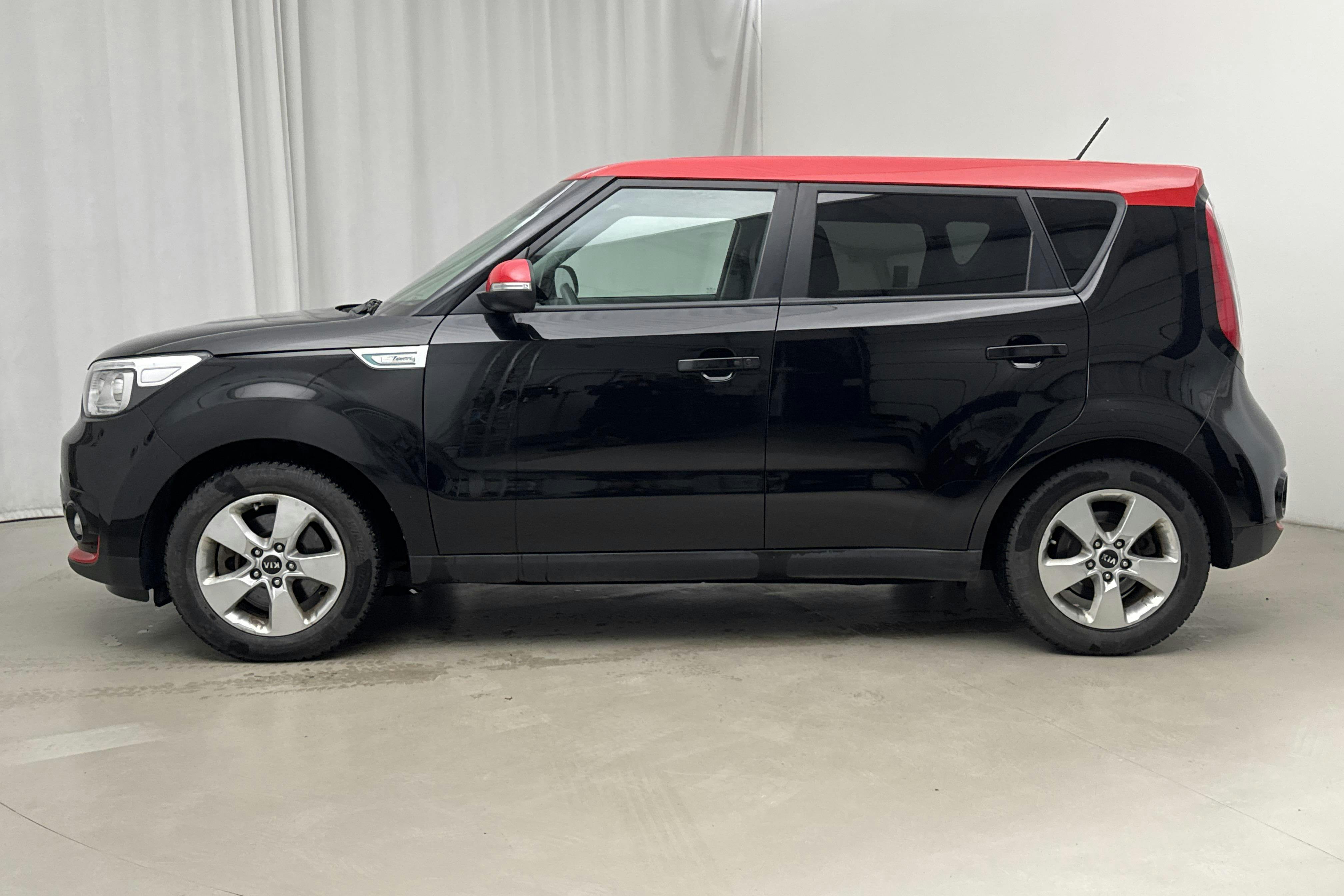 Presentation photo 2 of 18: KIA Soul EV (110hk) - 73 550 km - Automatic - black - 2017