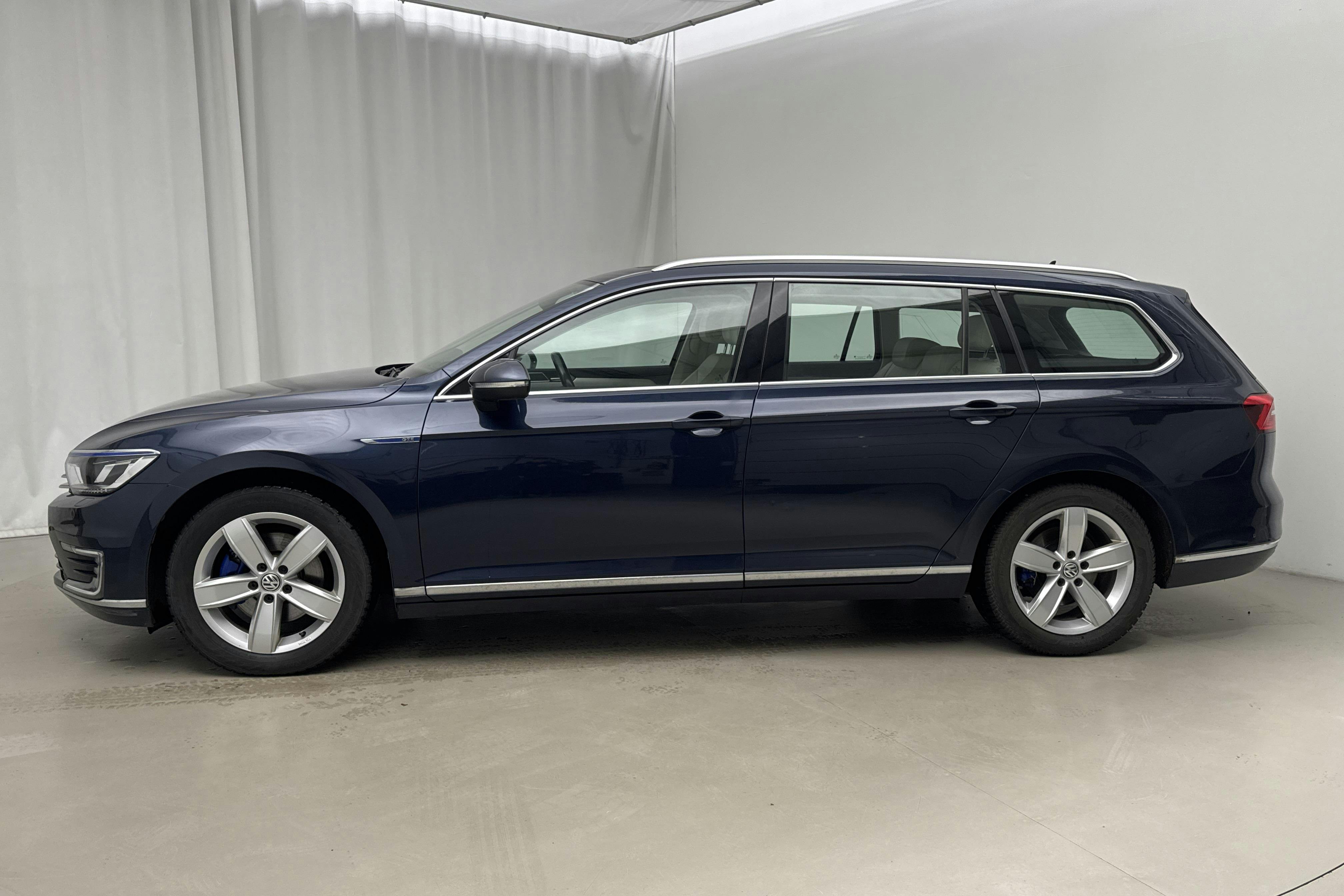 Presentation photo 2 of 20: VW Passat 1.4 Plug-in-Hybrid Sportscombi (218hk) - 161 400 km - Automatic - Dark Blue - 2017