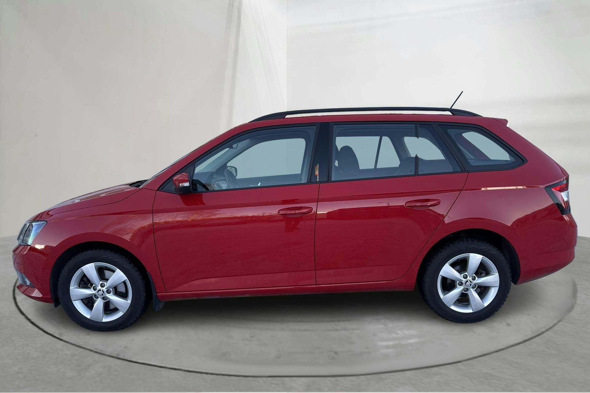 Presentation photo 2 of 16: Skoda Fabia 1.0 TSI Kombi (110hk) - 38 160 km - Automatic - red - 2018