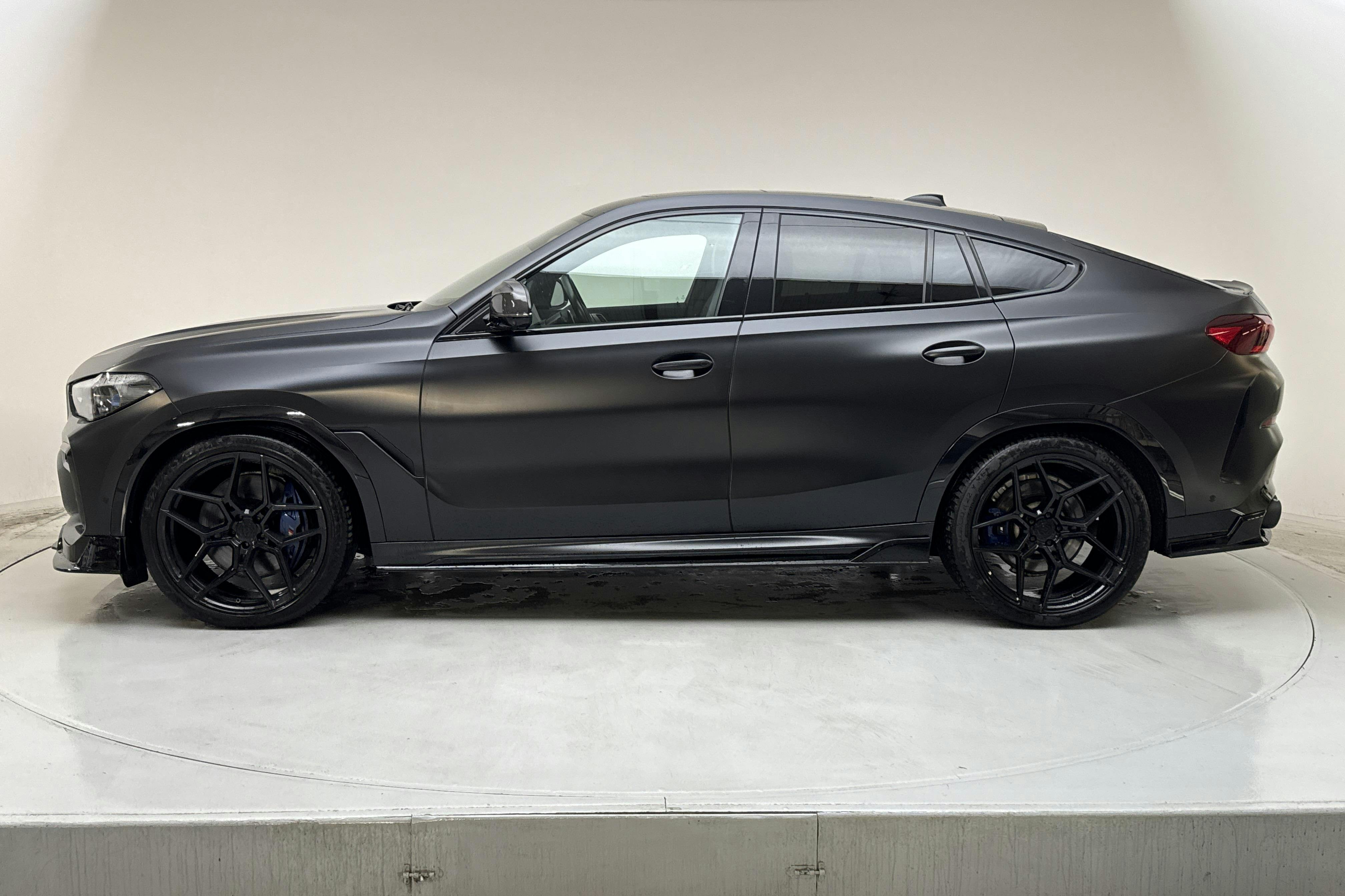 Esitlusfoto 2 aadressil 25: BMW X6 xDrive 40d, G06 (340hk+11hk) - 86 190 km - Automaatne - must - 2022